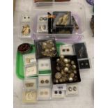 A QUANTITY OF COSTUME JEWELLERY TO INCLUDE EARRINGS, BROOCHES, ETC
