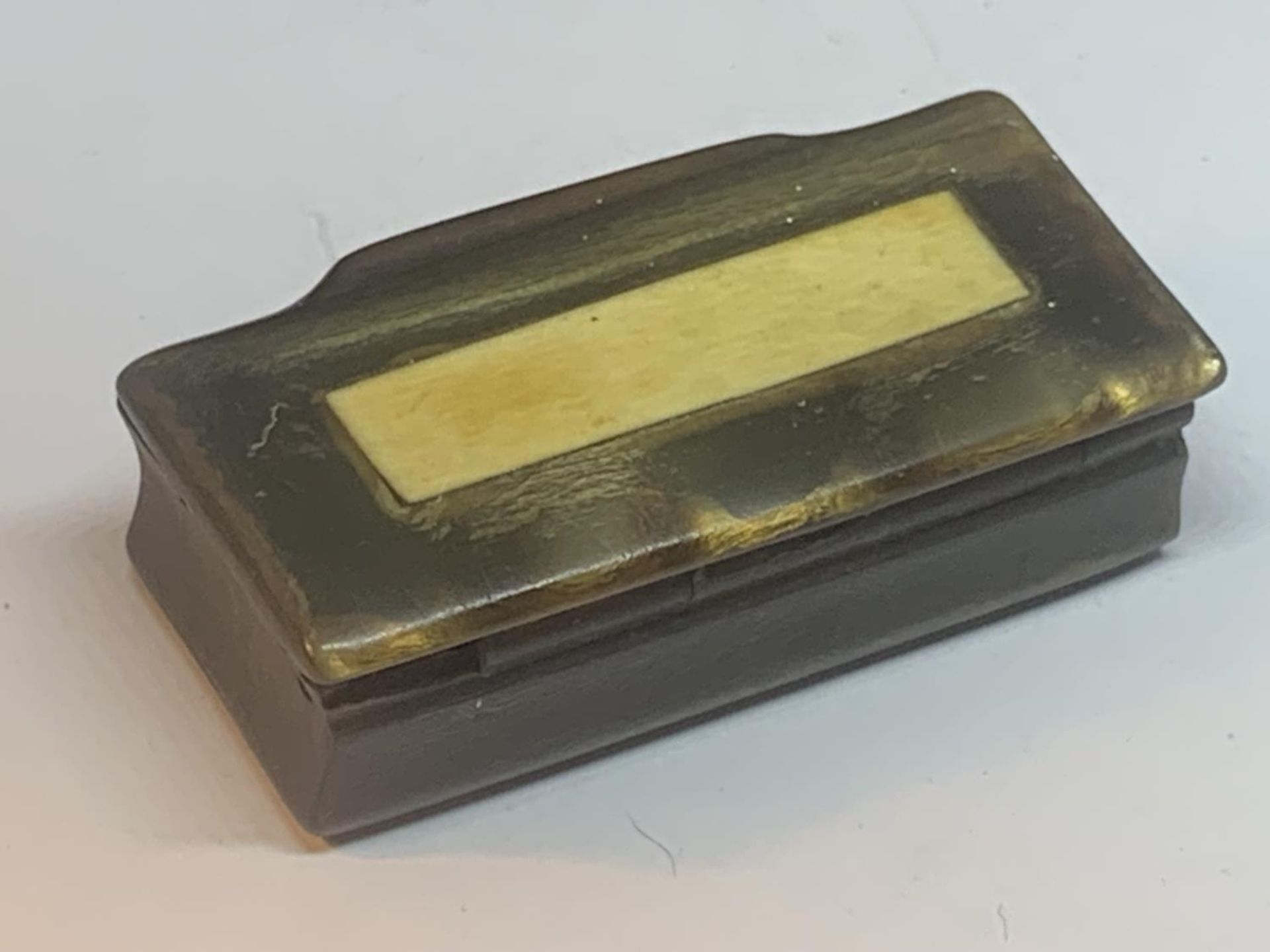 A VICTORIAN SNUFF BOX - Image 2 of 3