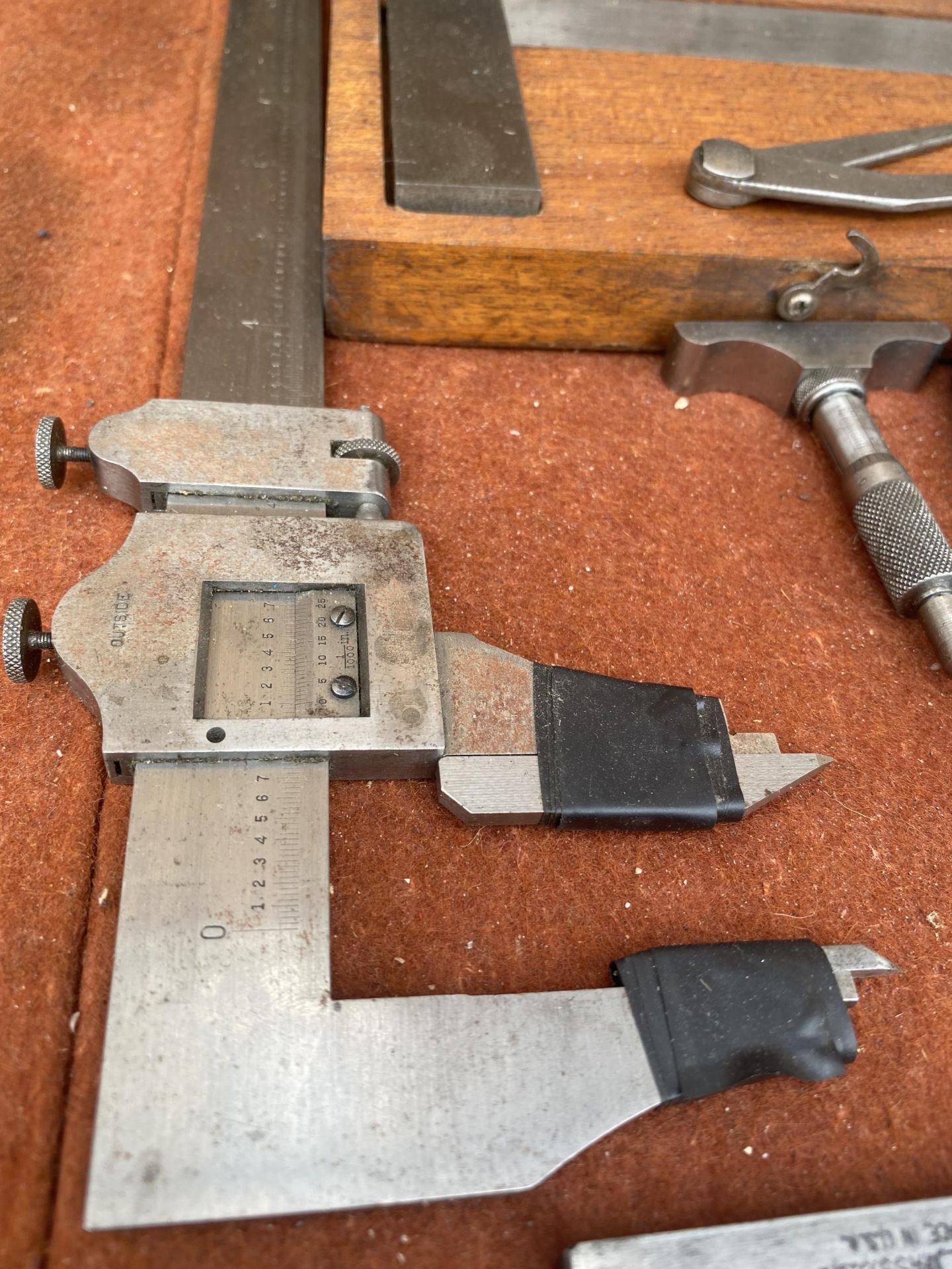 AN ASSORTMENT OF ENGINEERS TOOLS TO INCLUDE CALIPERS AND SET SQUARES ETC - Image 7 of 10