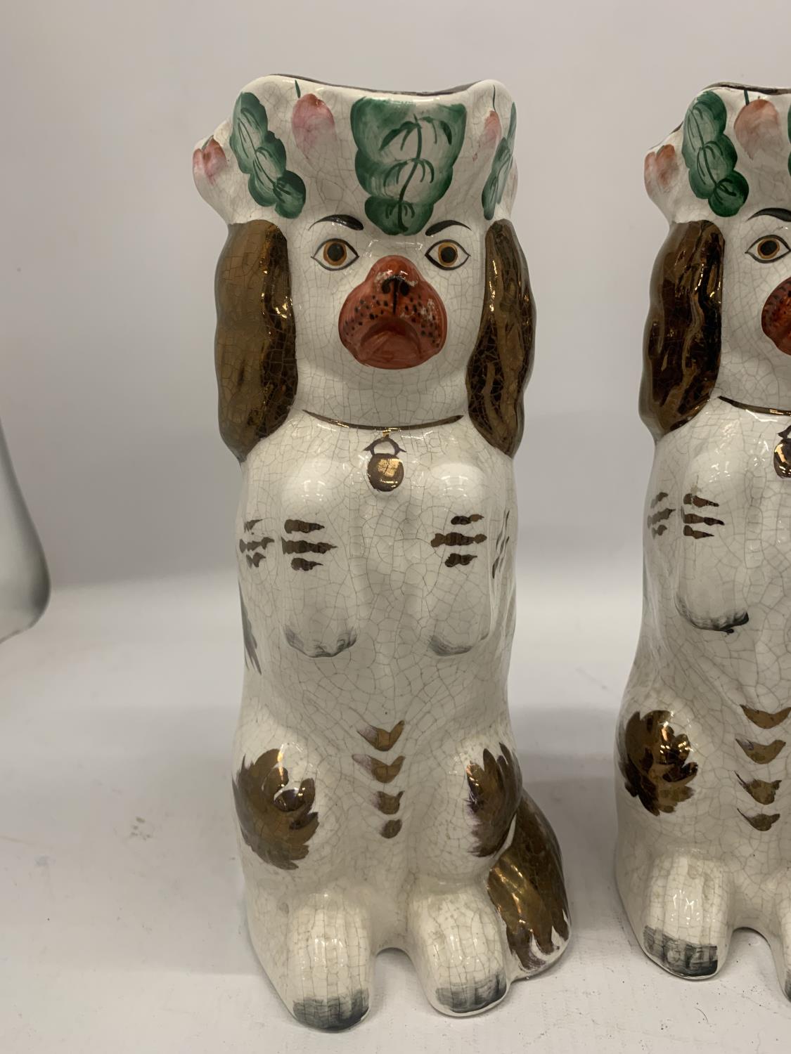 A PAIR OF VINTAGE STAFFORDSHIRE DOG JUGS, HEIGHT 25CM - Image 2 of 6