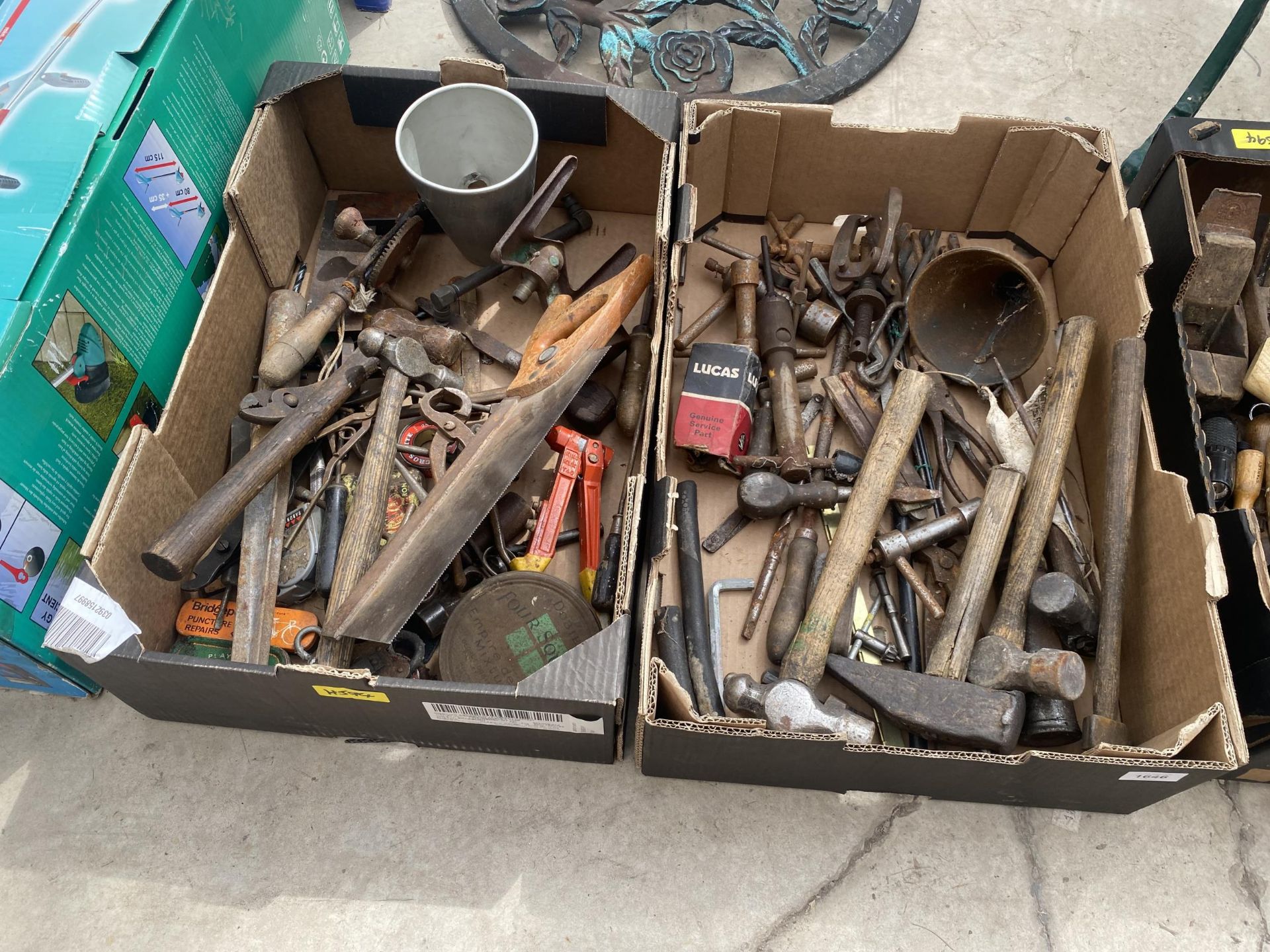 AN ASSORTMENT OF VINTAGE TOOLS TO INCLUDE HAMMERS, DRILL BITS AND A BRACE DRILL ETC