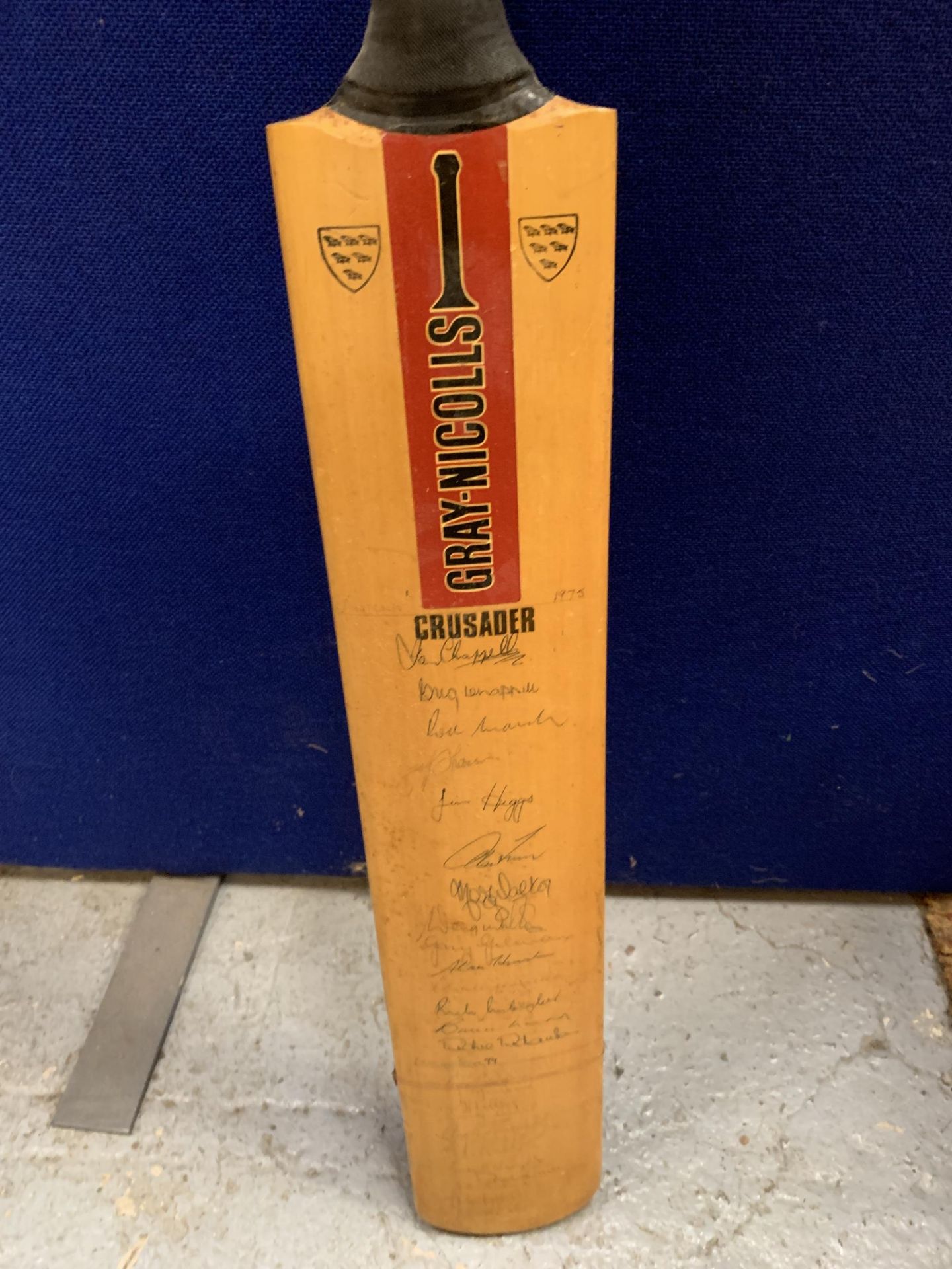 A VINTAGE GRAY NICOLLS CRUSADER CRICKET BAT FULL OF SIGNATURES - Image 2 of 3