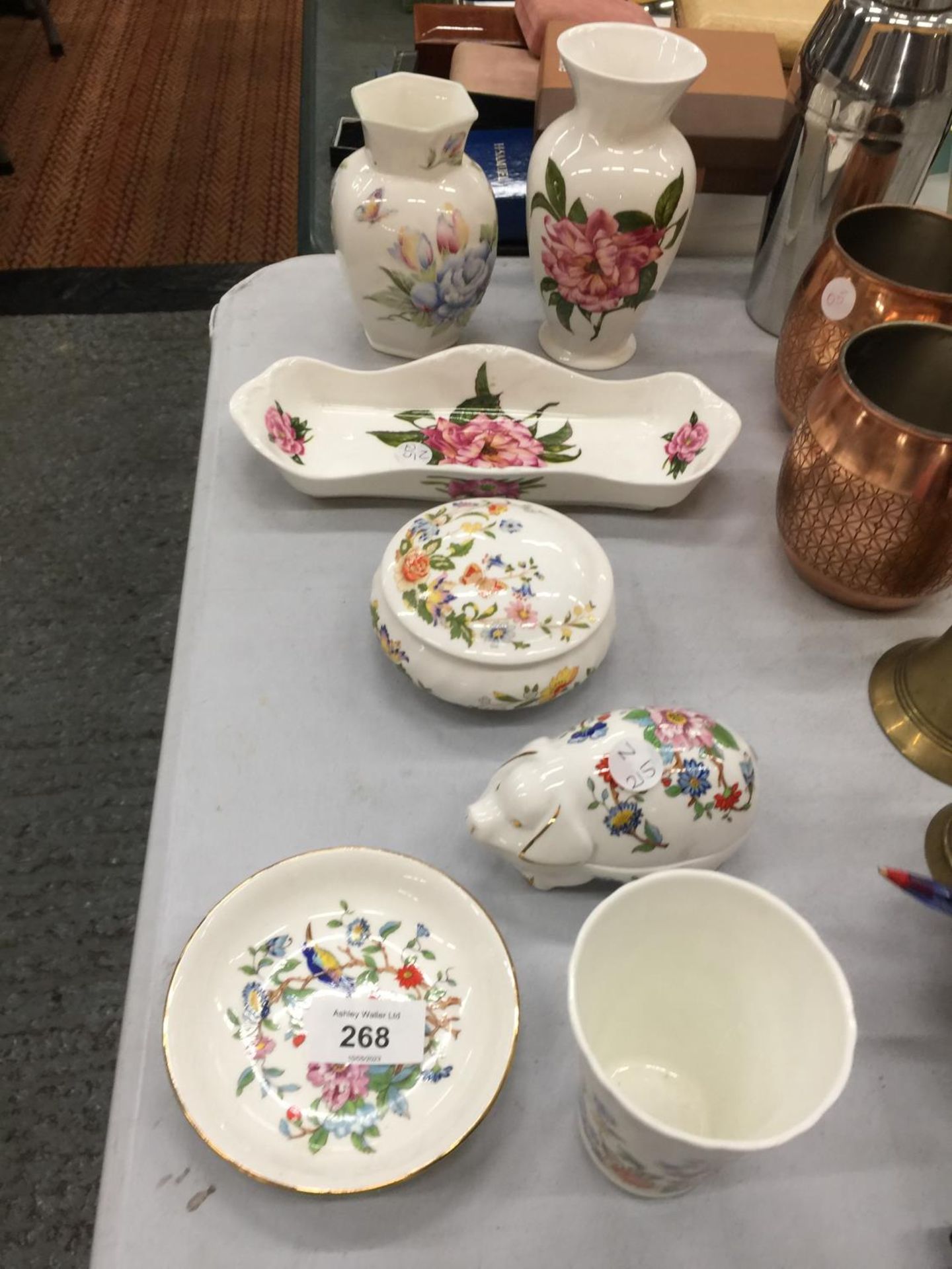 A QUANTITY OF AYNSLEY TO INCLUDE 'CHELSEA FLOWERS' VASE AND TRINKET TRAY, A 'CELESTE' VASE, 'COTTAGE