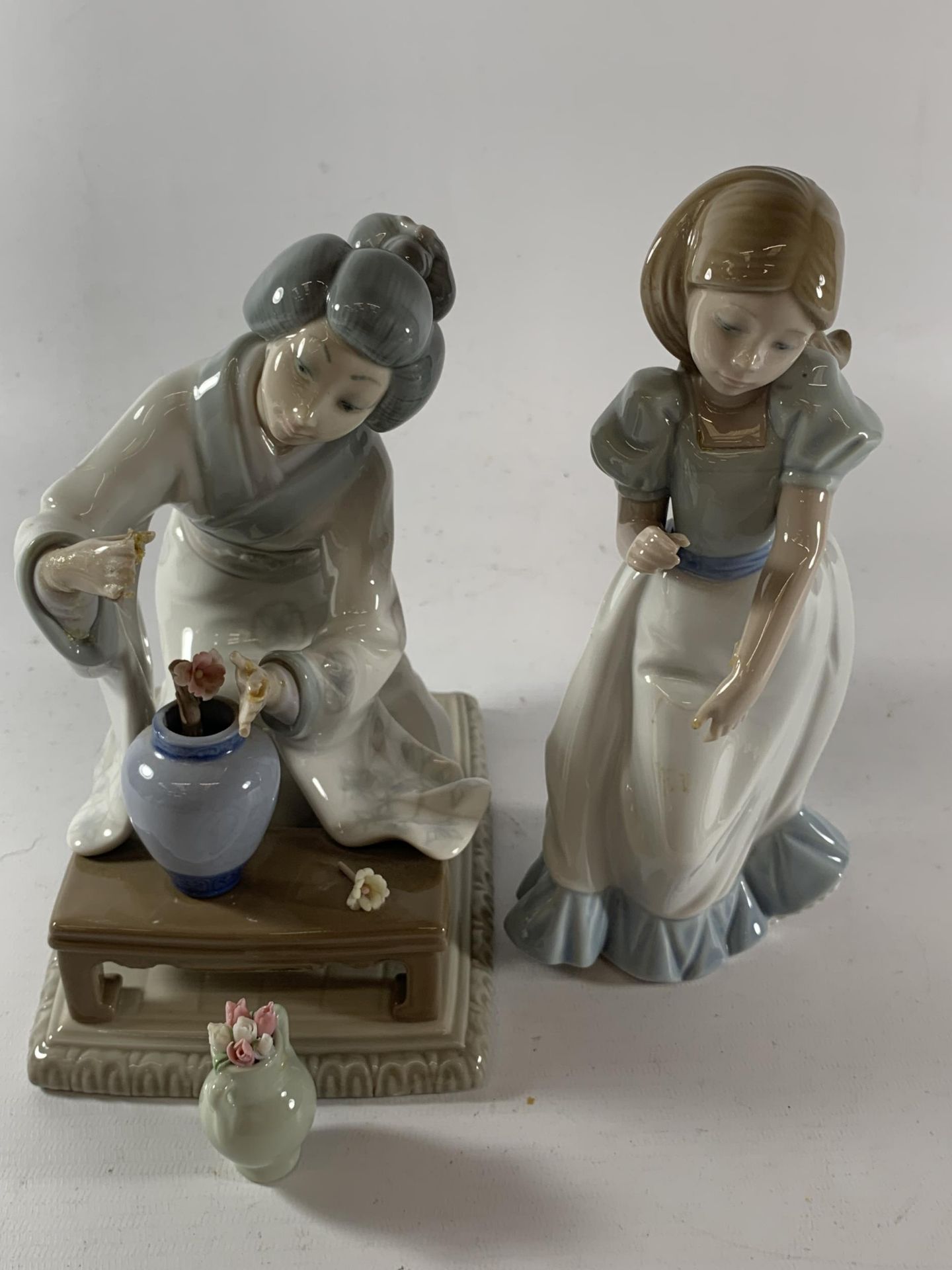 TWO LLADRO FIGURES TO INCLUDE GEISHA GIRL (BOTH A/F TO HANDS)