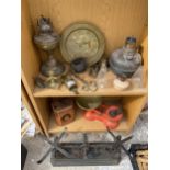 AN ASSORTMENT OF VINTAGE ITEMS TO INCLUDE A BRASS KEY HOOK, OIL LAMPS AND SCALES ETC