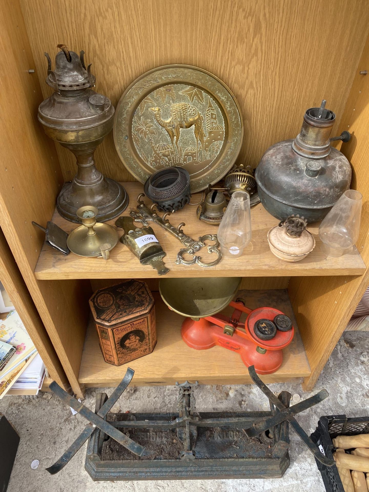 AN ASSORTMENT OF VINTAGE ITEMS TO INCLUDE A BRASS KEY HOOK, OIL LAMPS AND SCALES ETC