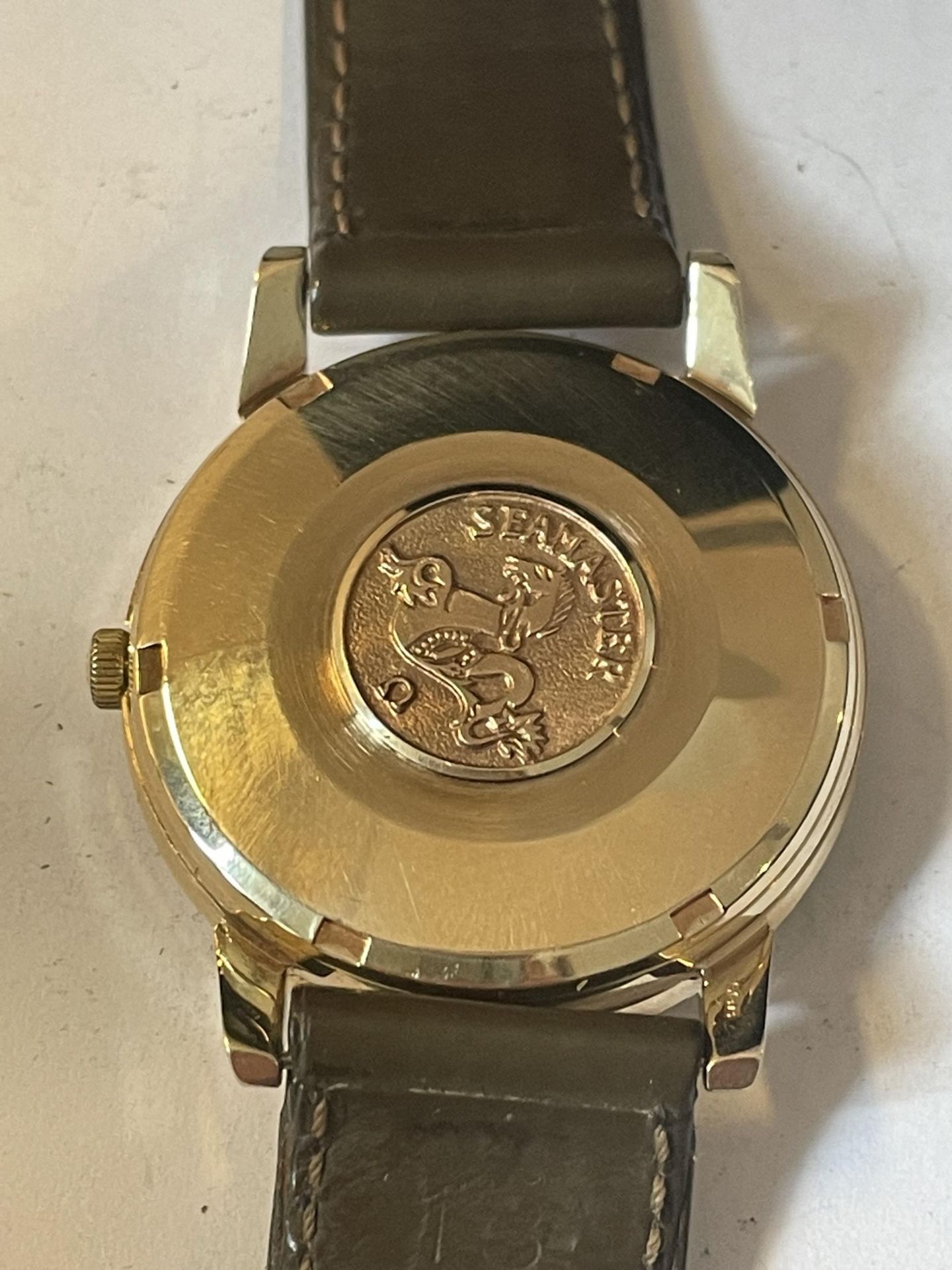 A GENTS OMEGA SEAMASTER 9 CARAT GOLD AUTOMATIC WRIST WATCH IN A PRESENTATION BOX SEEN WORKING BUT NO - Image 3 of 4