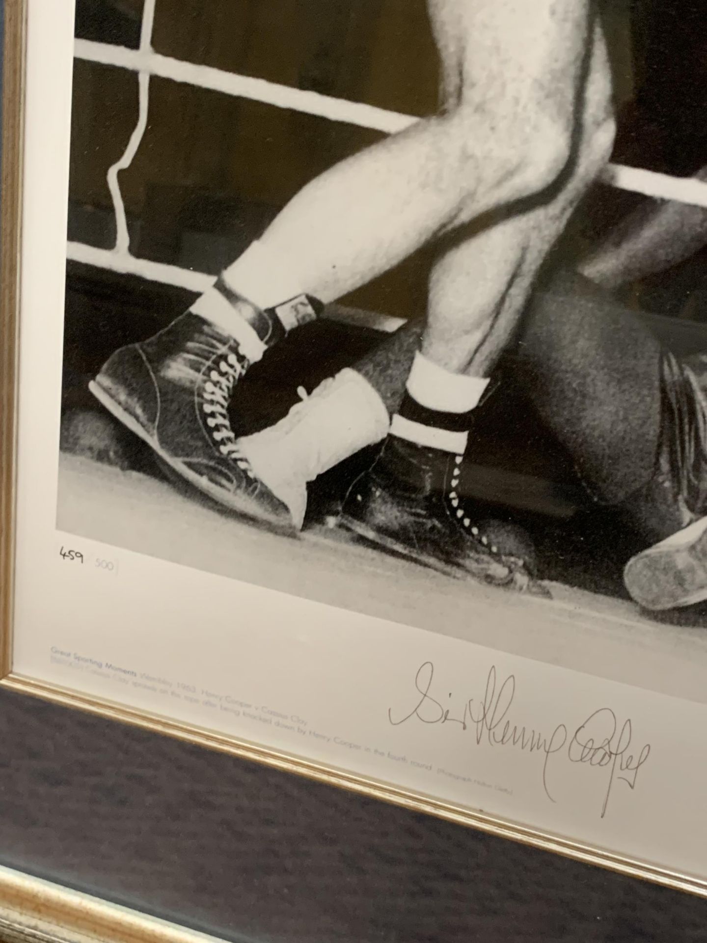 A SIGNED AND FRAMED MUHAMMED ALI & HENRY COOPER PHOTOGRAPH WITH CERTIFICATE - Image 3 of 5