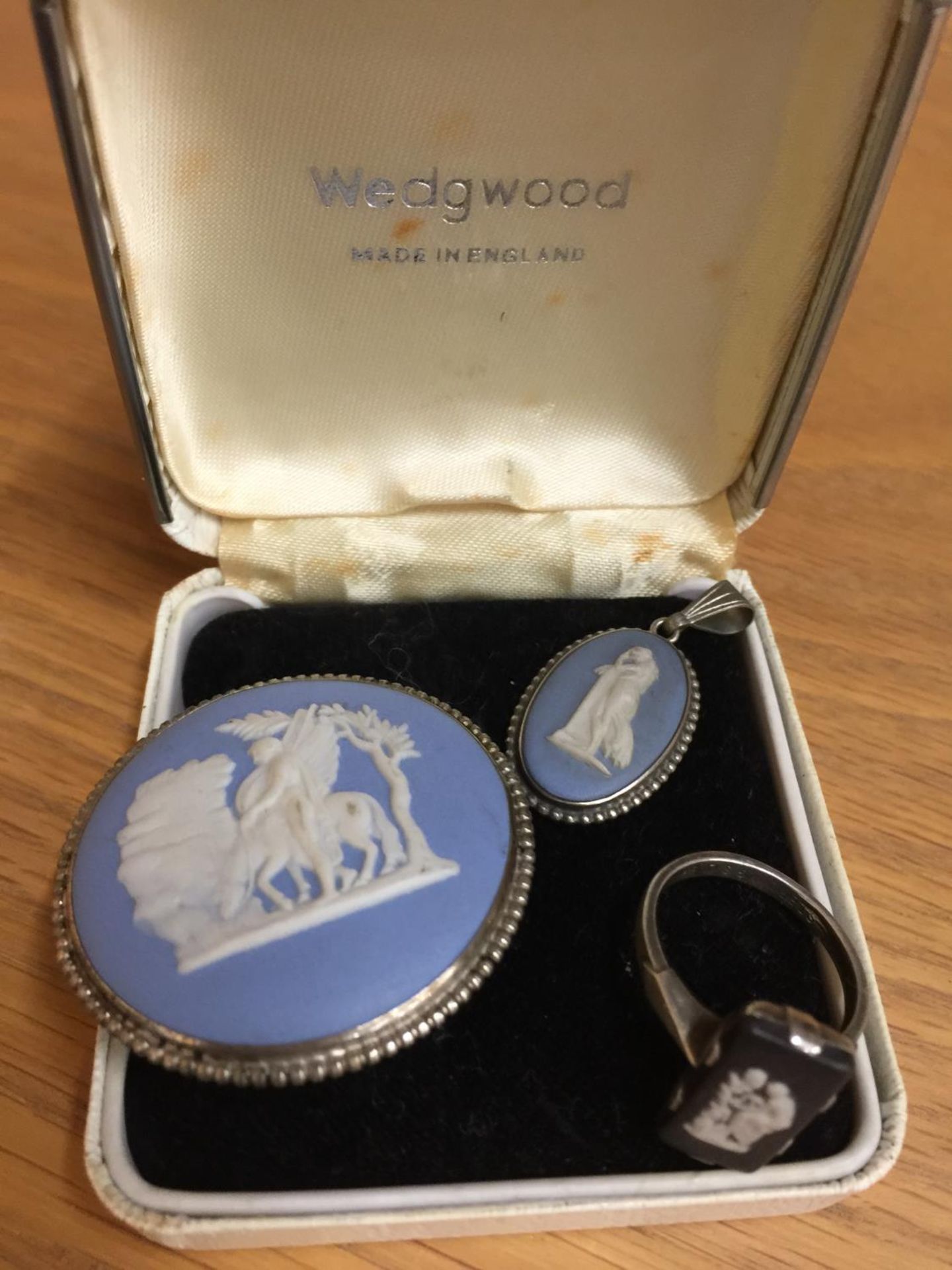 THREE SILVER AND WEDGWOOD ITEMS TO INCLUDE A BROOCH, RING AND PENDANT IN A WEDGEWOOD PRESENTATION - Image 4 of 10