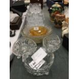 A MIXED LOT OF CUT AND FURTHER GLASS TO INCLUDE CANDY BOWLS, FRUIT BOWLS AND LICQUER / WHISKY