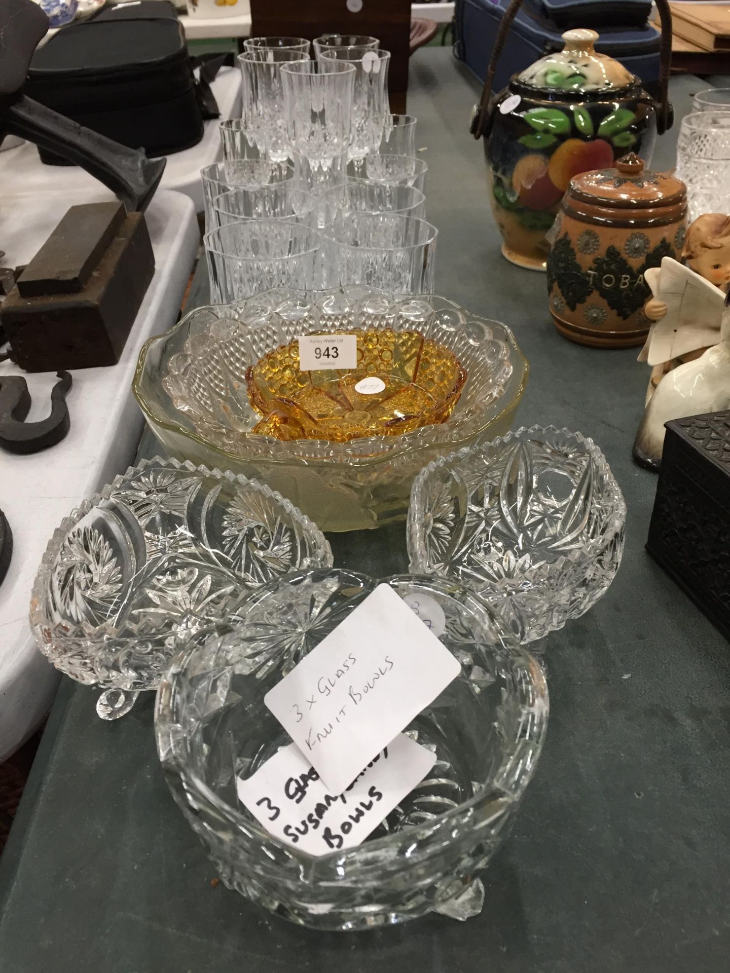 A MIXED LOT OF CUT AND FURTHER GLASS TO INCLUDE CANDY BOWLS, FRUIT BOWLS AND LICQUER / WHISKY