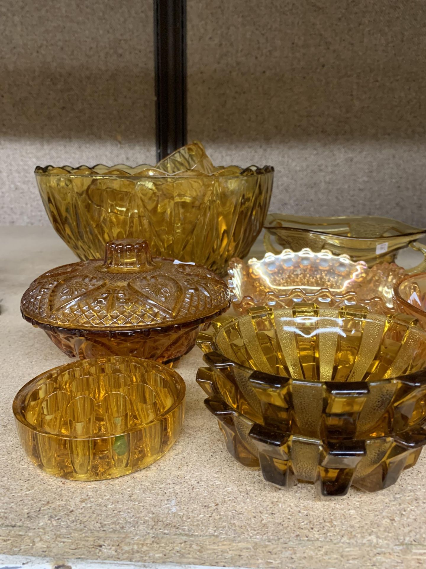 A QUANTITY OF AMBER GLASSWARE TO INCLUDE A PUNCH BOWL AND CUPS, BOWLS, A FROG, ETC - Image 2 of 3