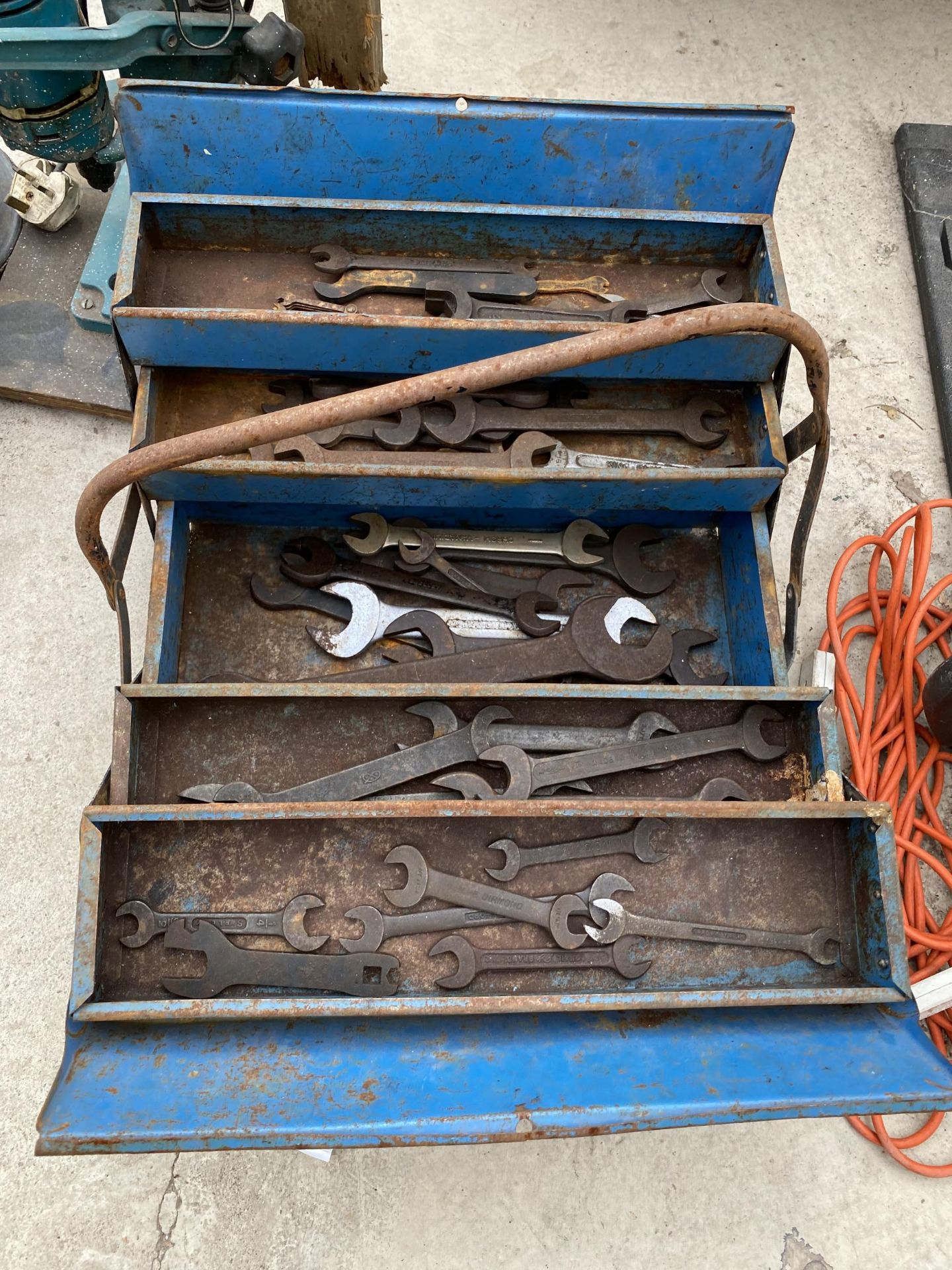 A METAL TOOL BOX WITH A LARGE ASSORTMENT OF SPANNERS