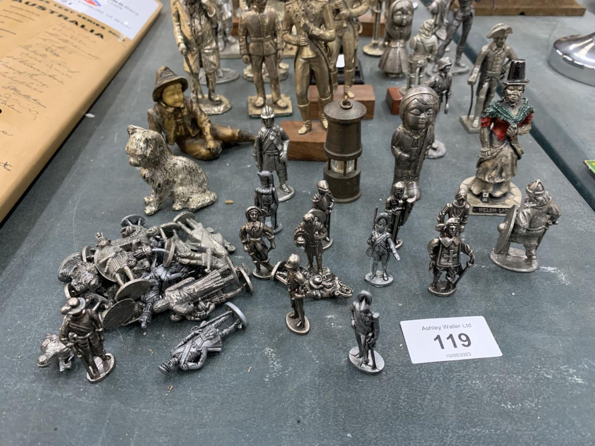 A LARGE QUANTITY OF SMALL PEWTER FIGURES TO INCLUDE SOLDIERS, ETC - Image 4 of 6