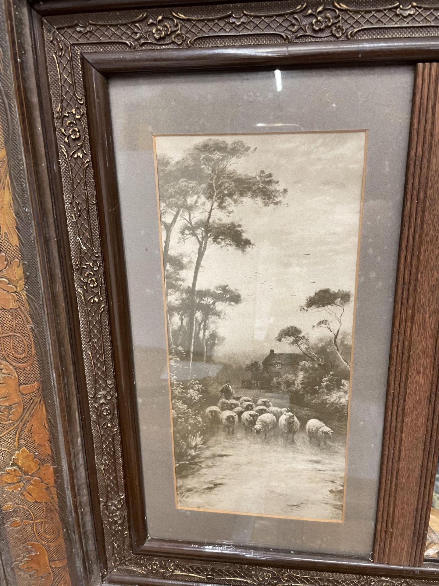 A VINTAGE CARVED WOODEN FRAMED MIRROR WITH SIDE PANELS OF CATTLE - Image 3 of 4