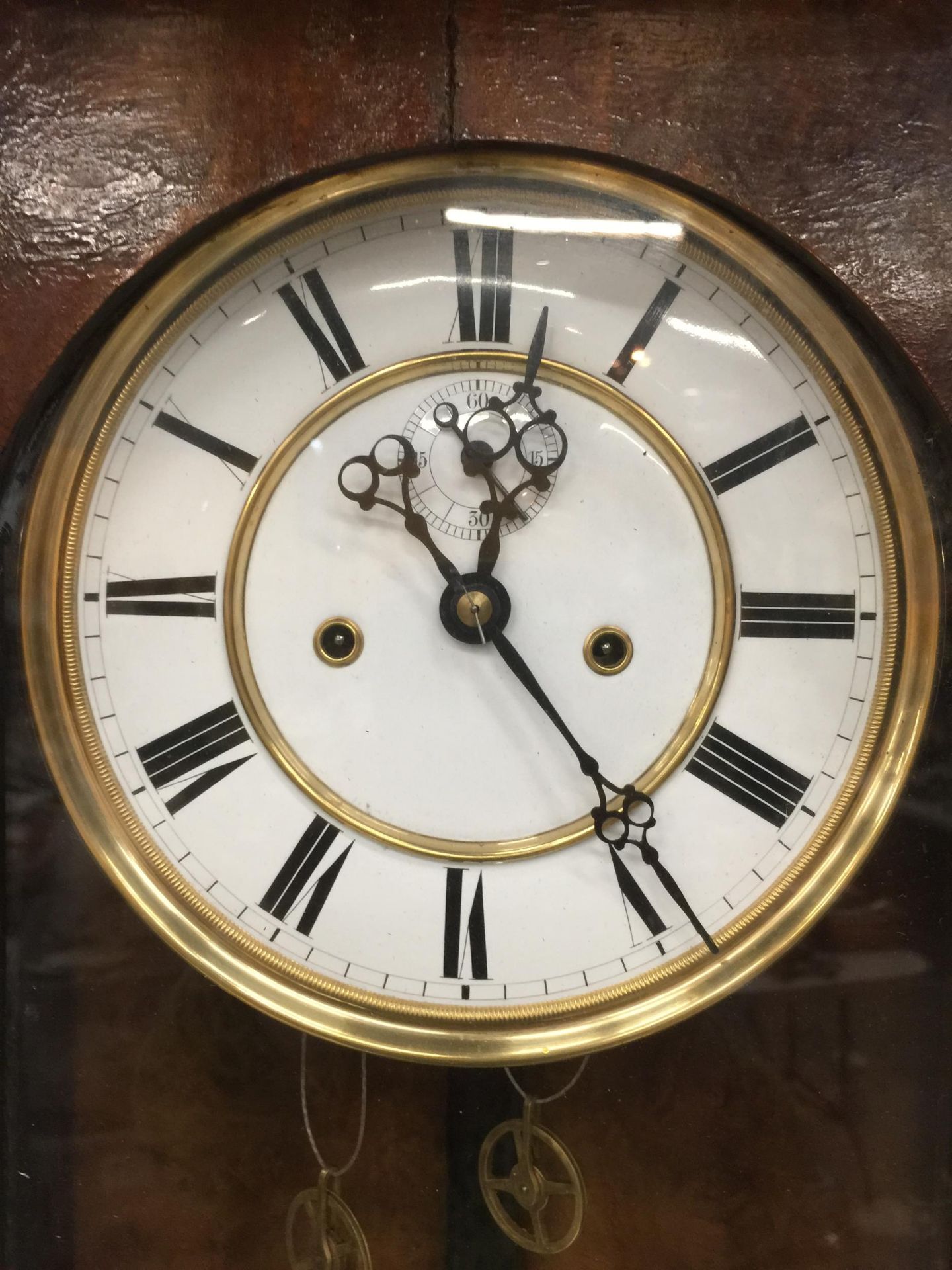 A VICTORIAN DOUBLE WEIGHT VIENNA CASED WALL CLOCK WITH CARVED LEAF AND ACORN DECORATION COMPLETE - Image 2 of 5