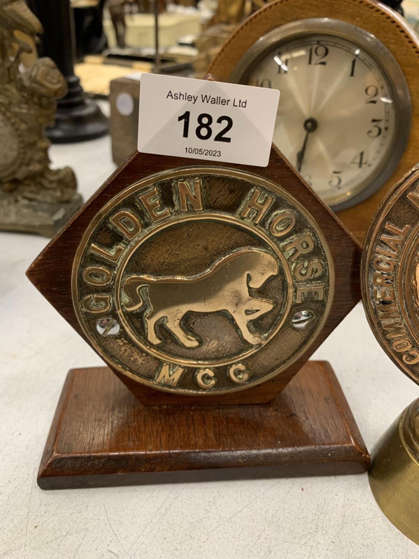 TWO BRASS MOTORING BADGES ON PLINTHS, 'GOLDEN HORSE MCC' AND R.A.C. COMMERCIAL MOTOR USERS - Image 3 of 3