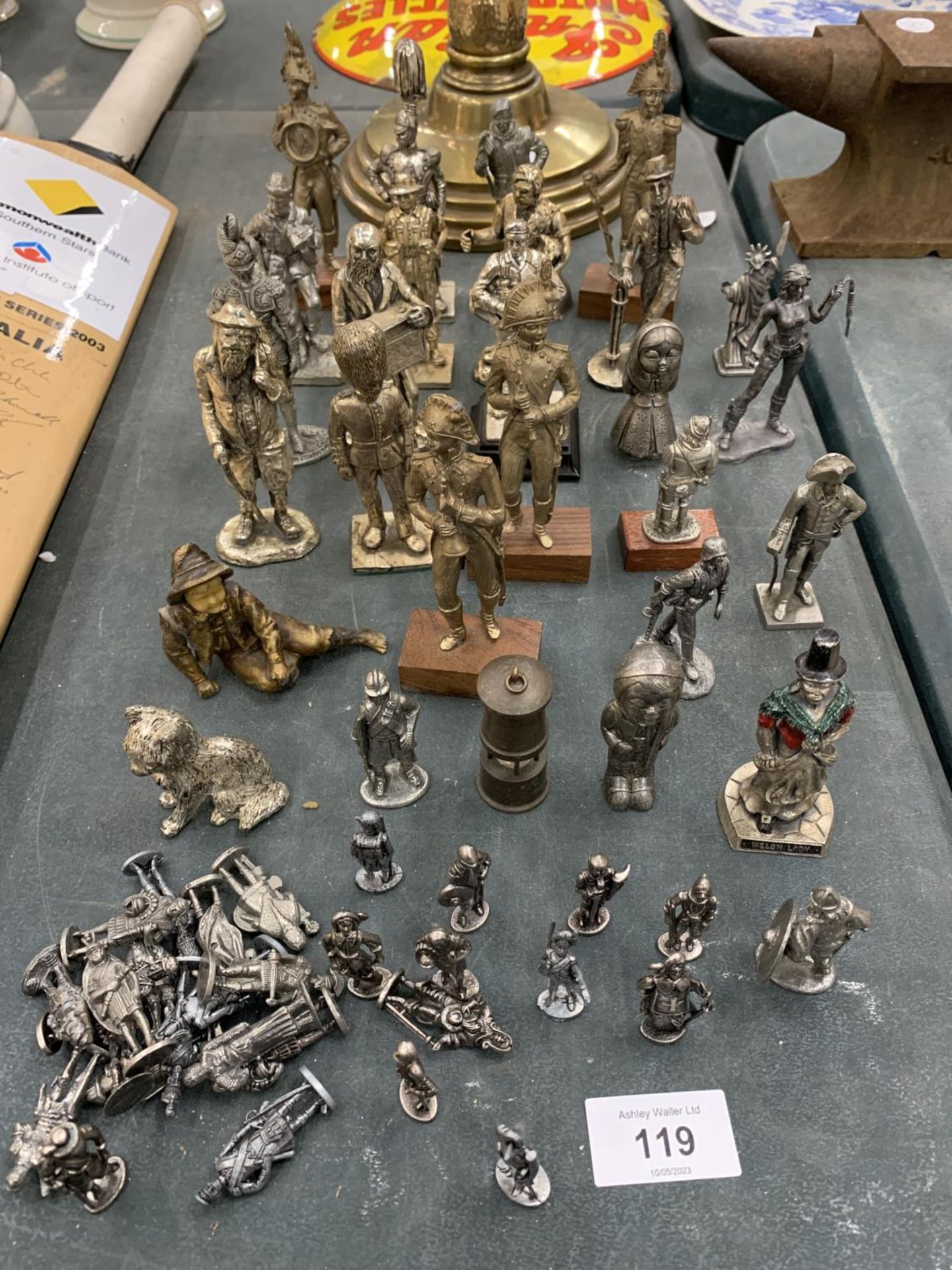 A LARGE QUANTITY OF SMALL PEWTER FIGURES TO INCLUDE SOLDIERS, ETC