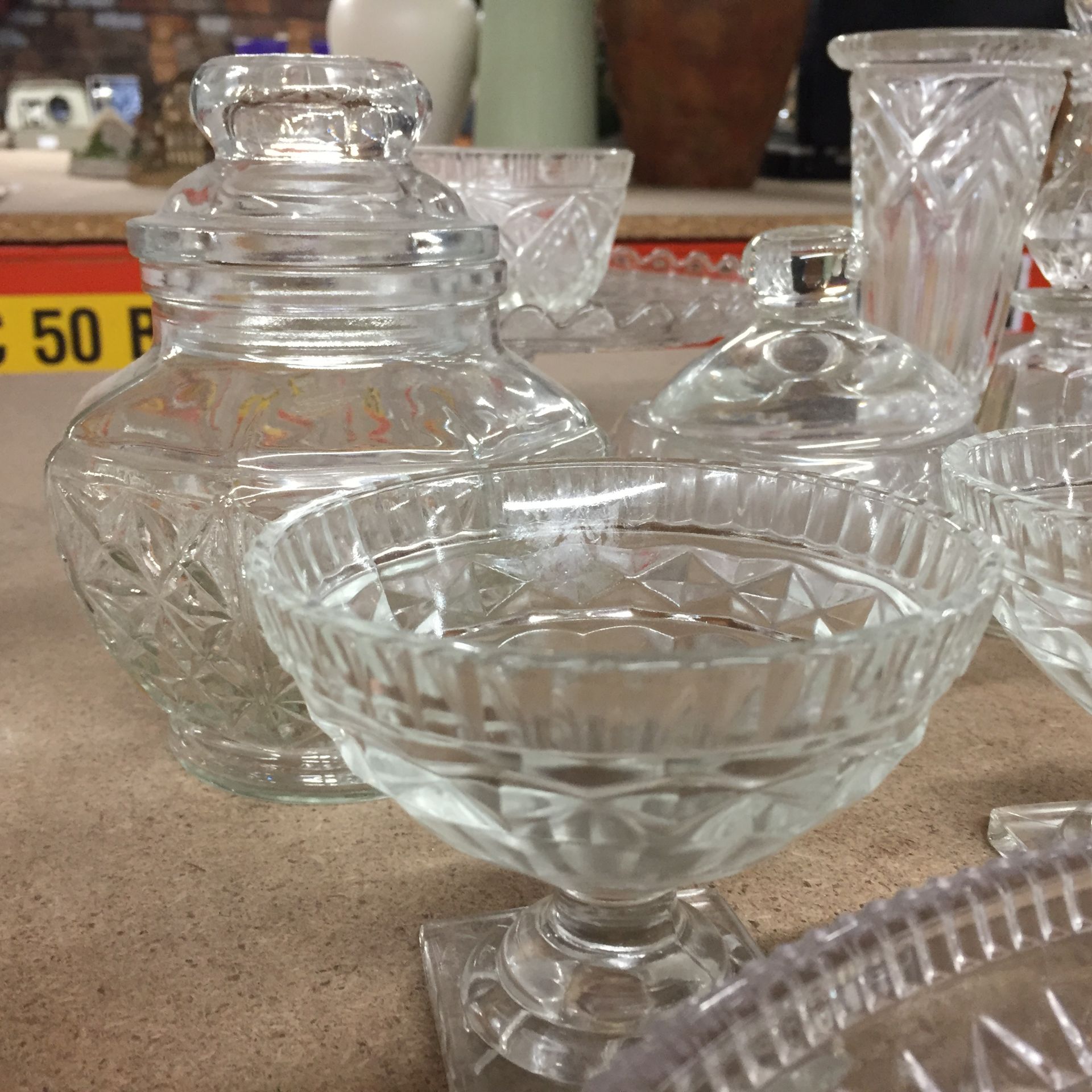 A LARGE QUANTITY OF GLASSWARE TO INCLUDE VASES, BOWLS, JUGS, ETC - Image 4 of 5