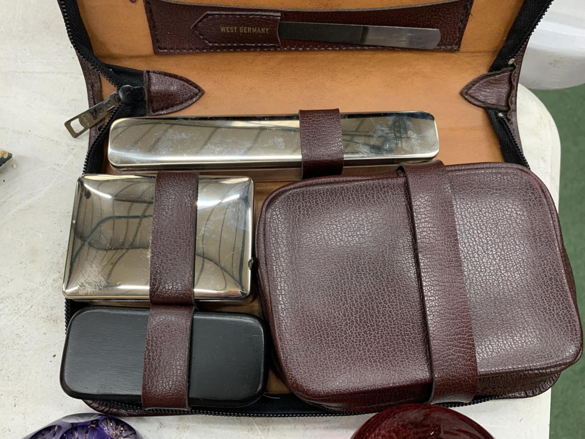 A GENTLEMAN'S VANITY GROOMING KIT, CASED - Image 3 of 4