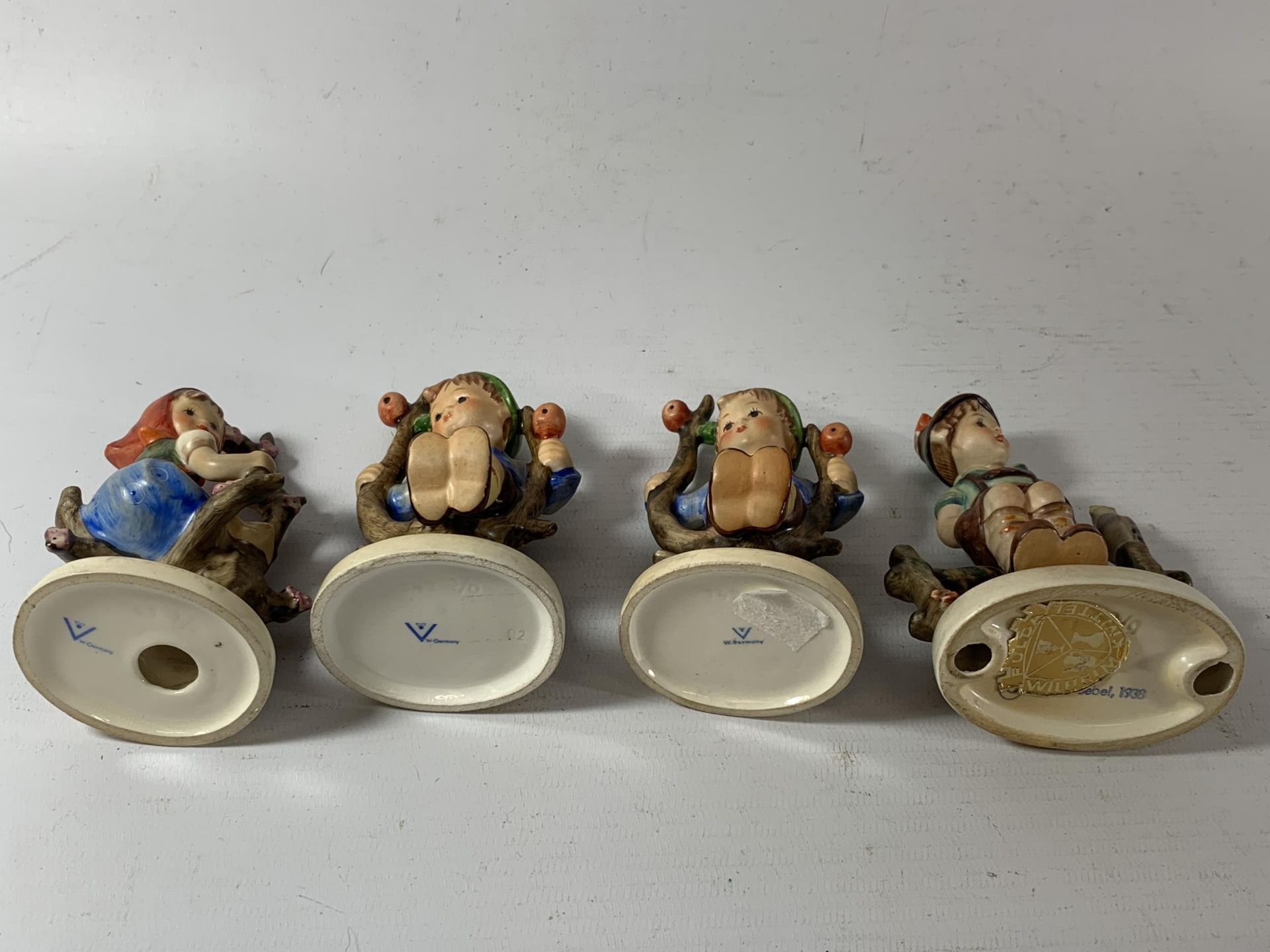 A GROUP OF FOUR VINTAGE GOEBEL HUMMEL FIGURES - Image 3 of 3