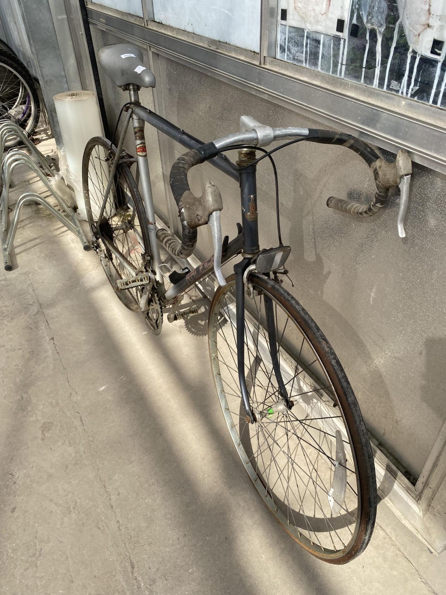 A VINTAGE GENTS RALEIGH BIKE WITH 10 SPEED GEAR SYSTEM - Image 3 of 3