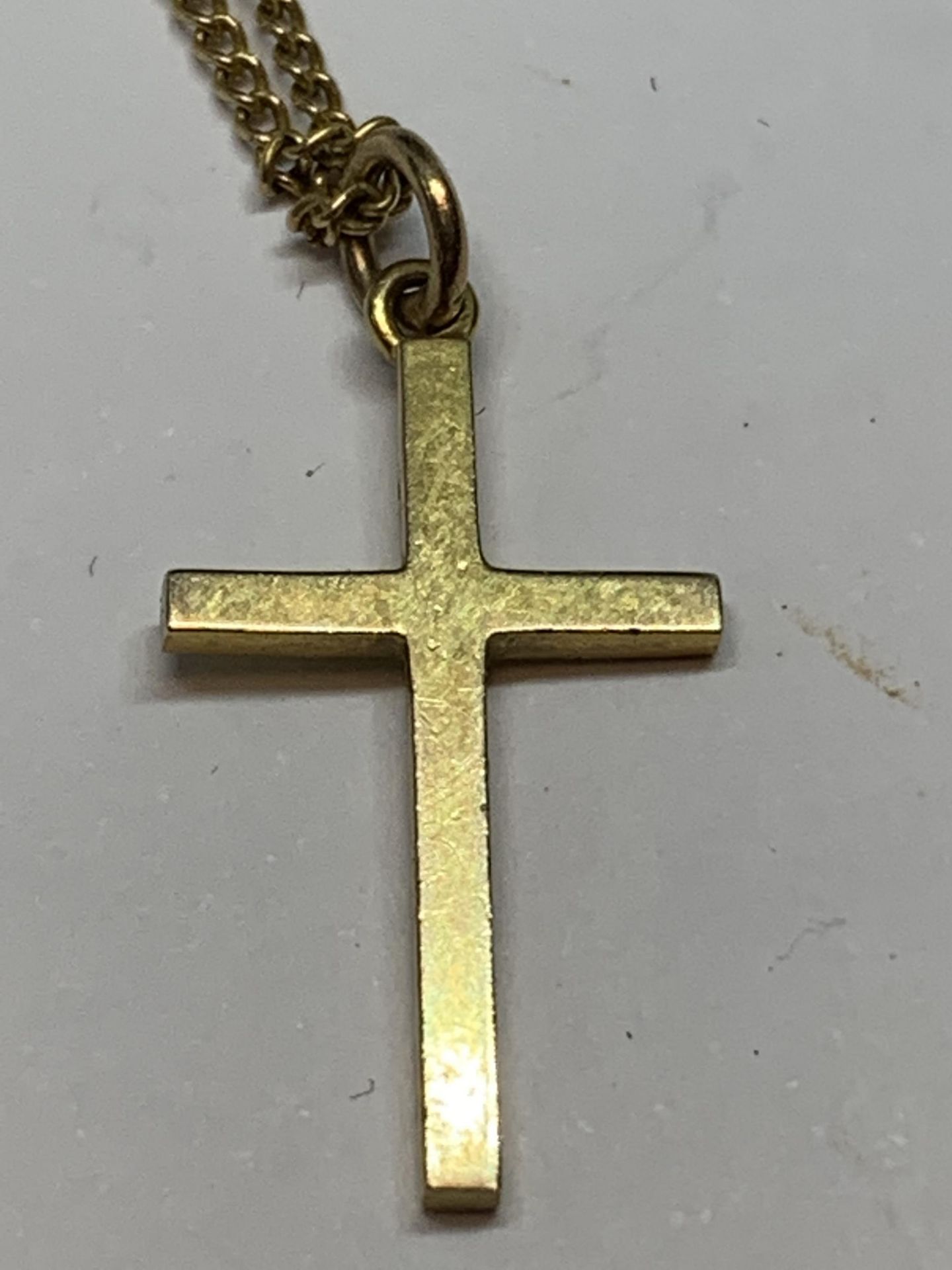 A 9 CARAT GOLD NECKLACE WITH CROSS PENDANT GROSS WEIGHT 2.46 GRAMS - Image 3 of 4