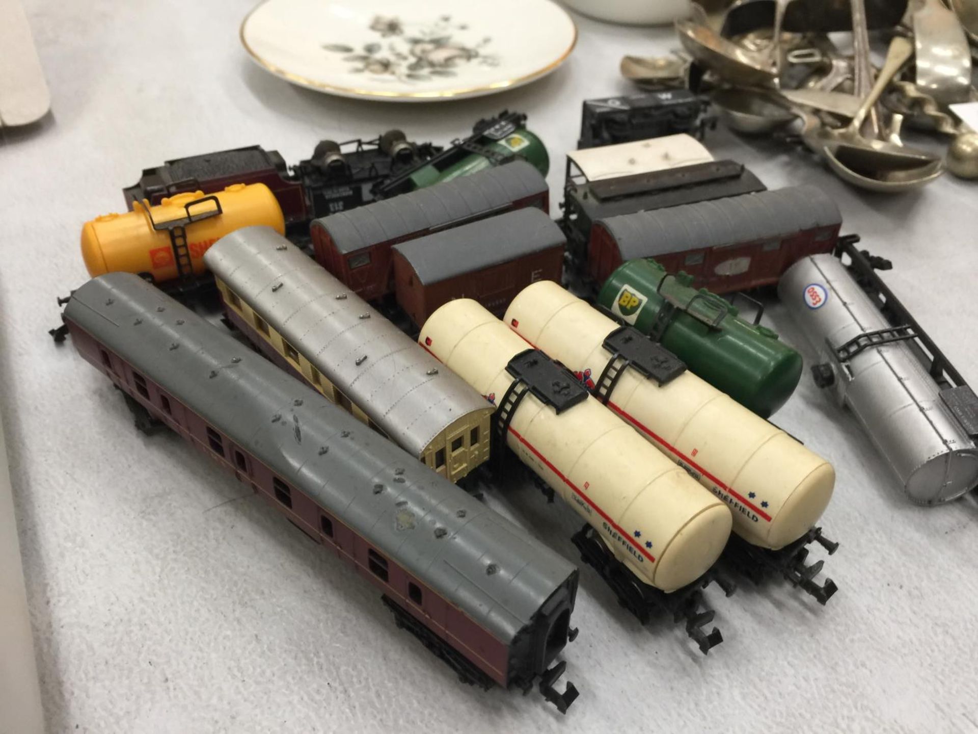 A QUANTITY OF 'LIMA' 'N' GAUGE CARRIAGES AND RAILWAY TRUCKS - 16 IN TOTAL - Image 2 of 6