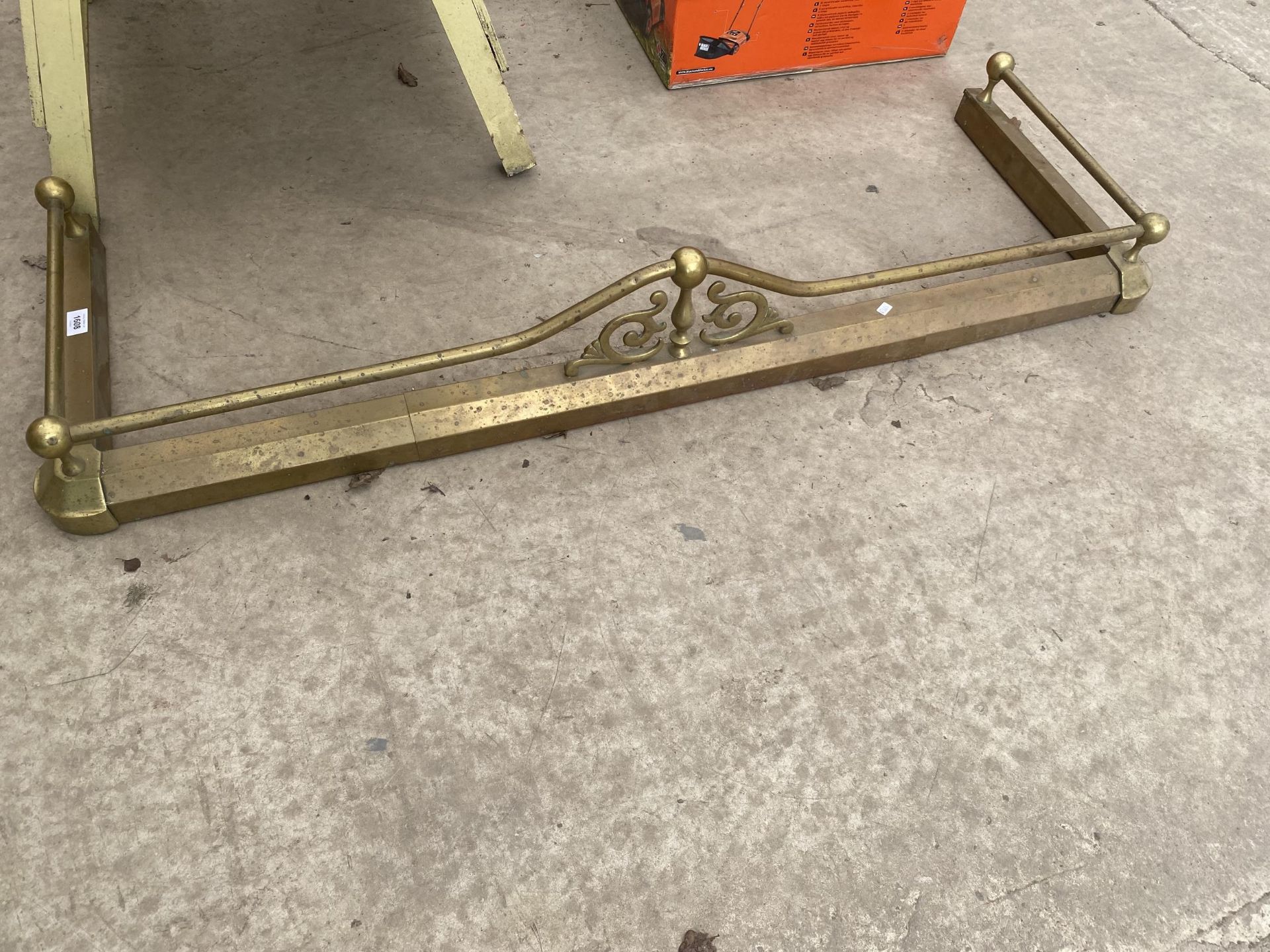 A DECORATIVE BRASS EXTENDABLE FIRE FENDER