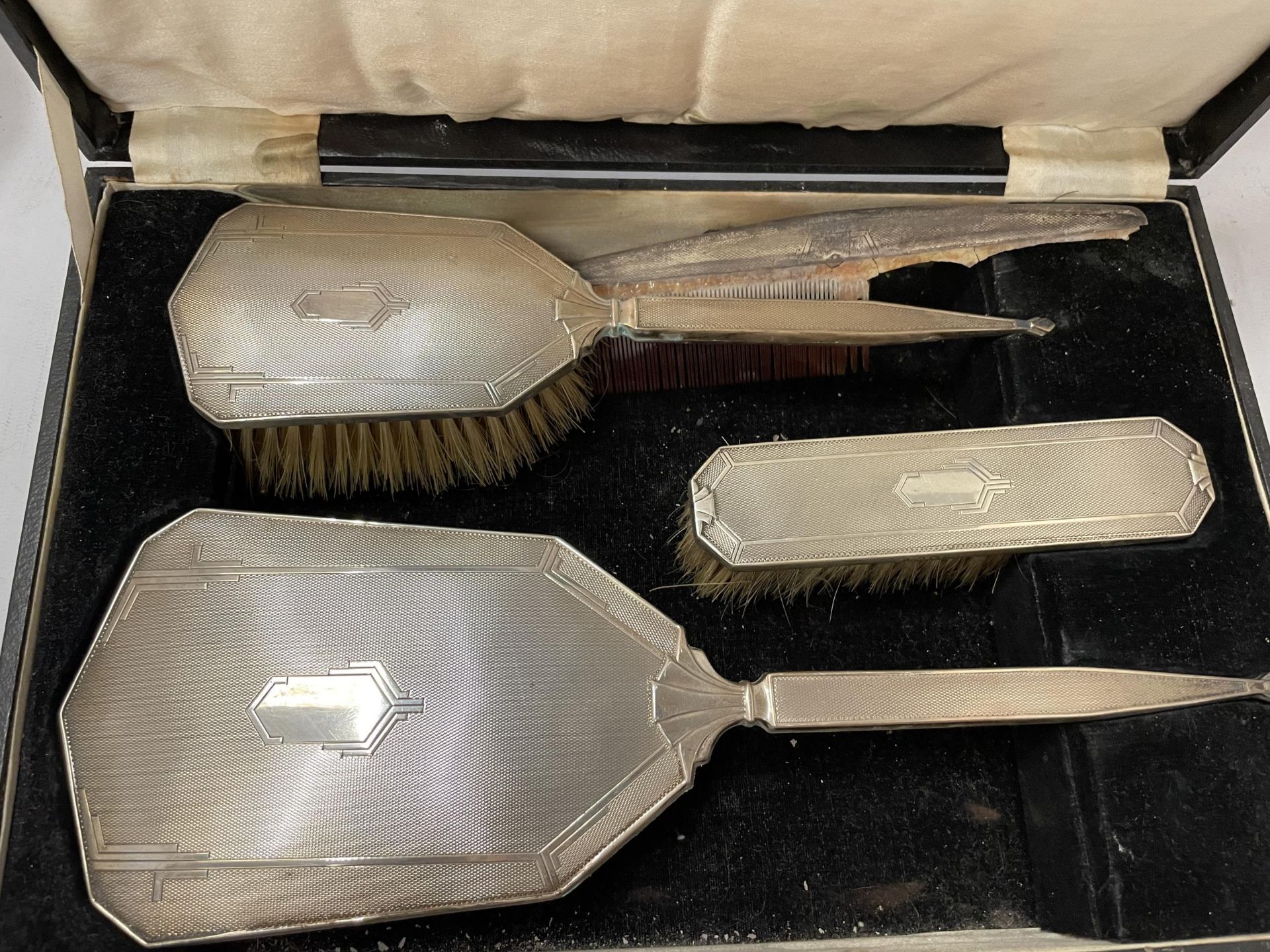 AN ART DECO CASED HALLMARKED SILVER FOUR PIECE ENGINE TURNED DRESSING TABLE SET, TWO BRUSHES, MIRROR - Image 2 of 5