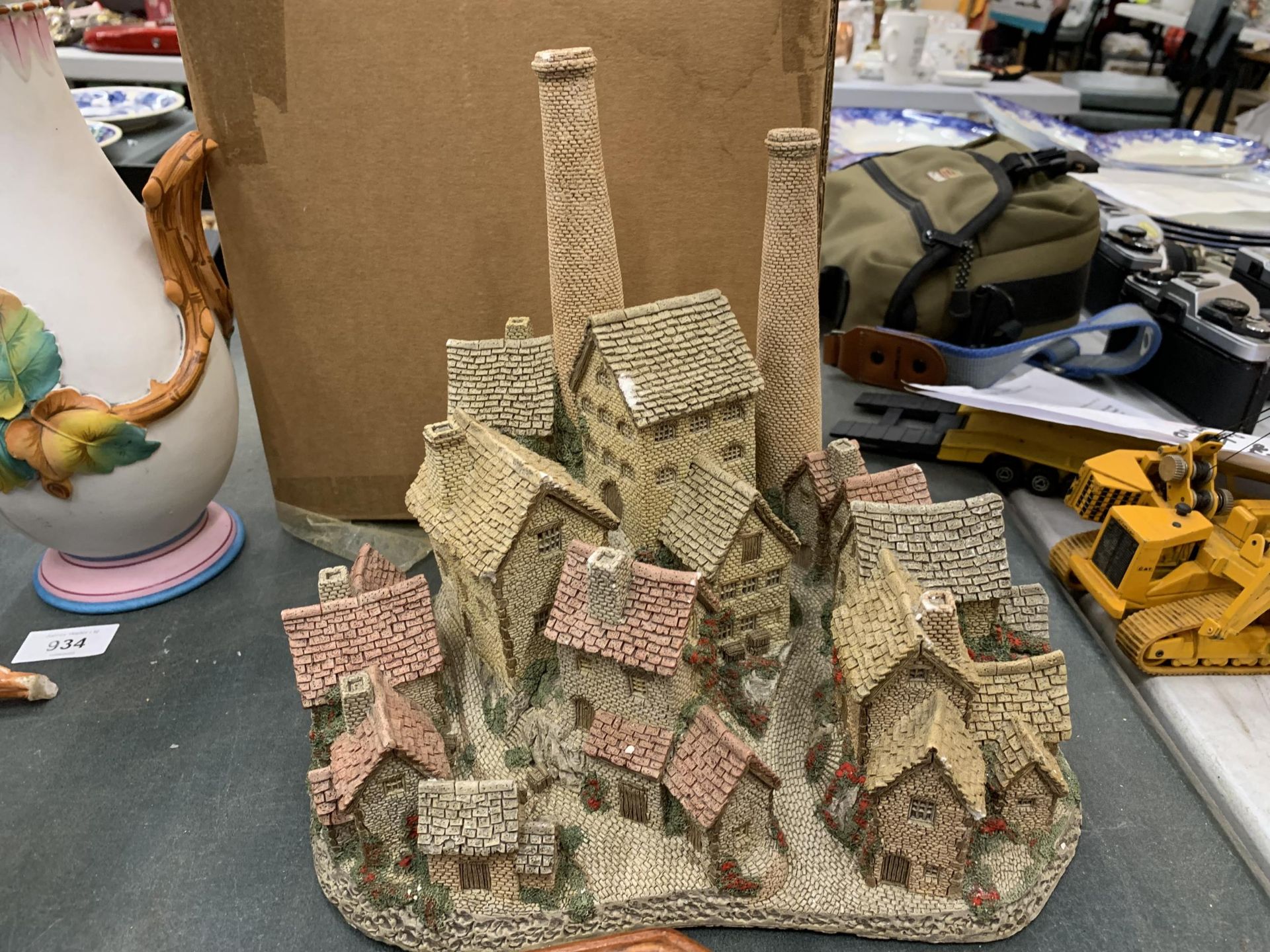 A GROUP OF DAVID WINTER COTTAGES TO INCLUDE EXAMPLE IN WOODEN DISPLAY CASE - Image 2 of 4