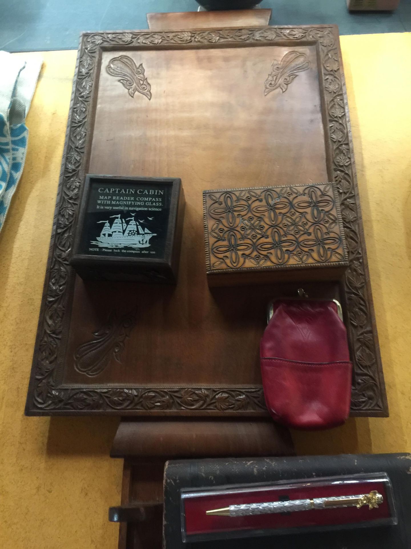 A MIXED LOT TO INCLUDE A VINTAGE WOODEN TRAY WITH CARVED LEAF DESIGN, WOODEN BOXES, CERAMIC - Image 3 of 6