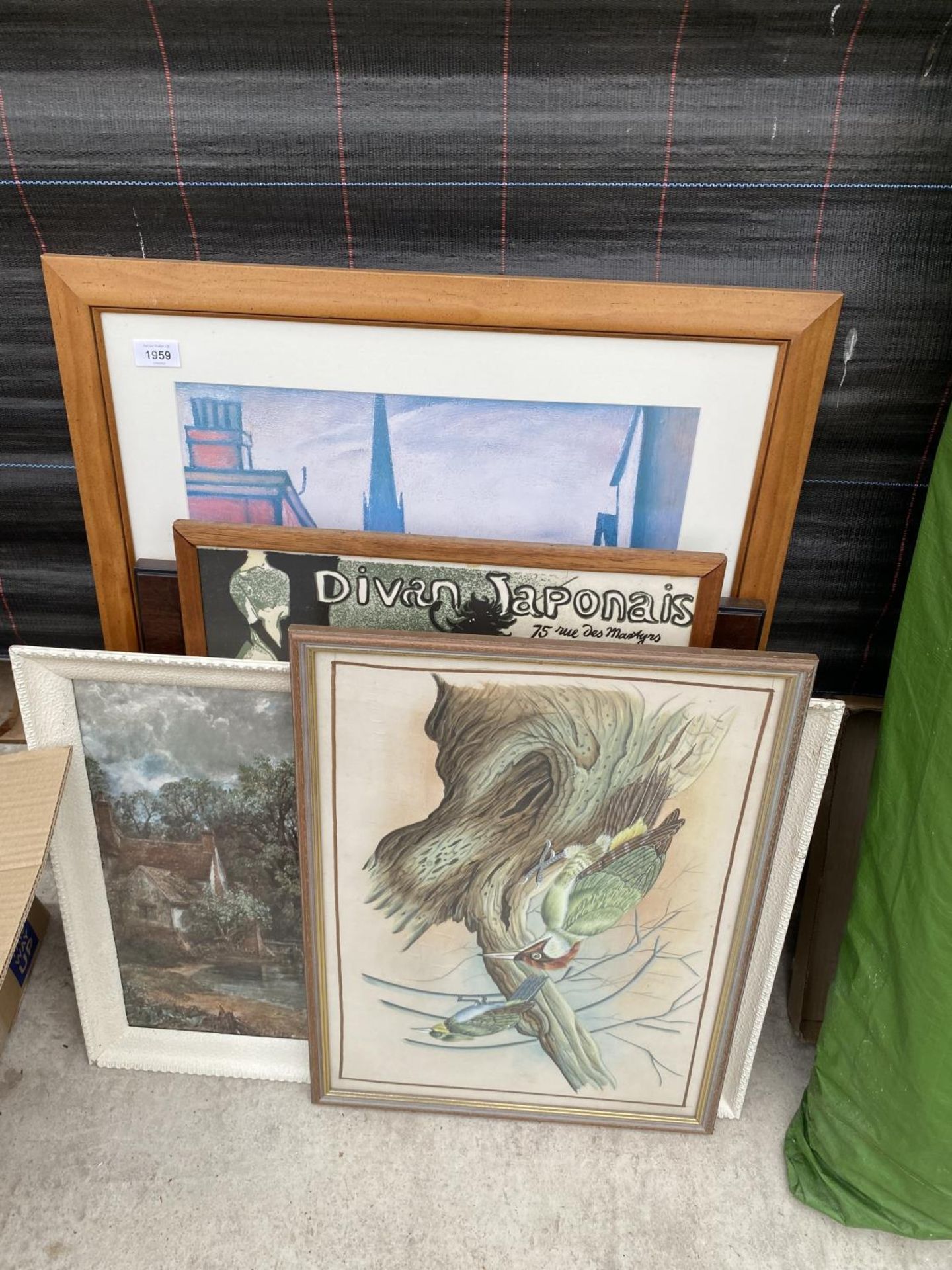 AN ASSORTMENT OF FRAMED PRINTS AND PICTURES