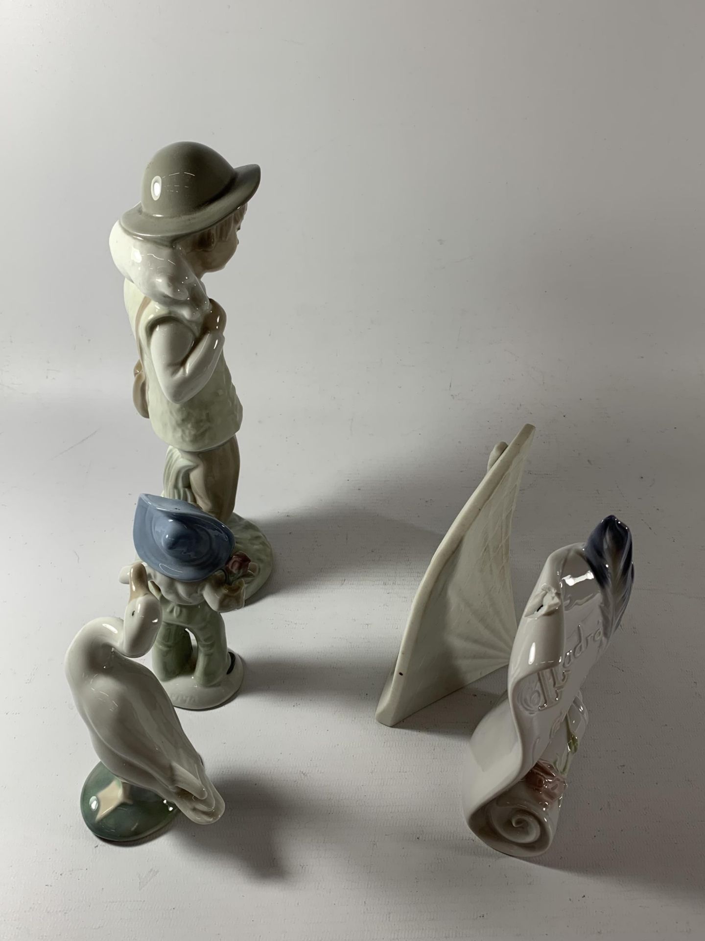 FIVE ITEMS - THREE FIGURES TO INCLUDE A LLADRO GOOSE, TWO LLADRO PLAQUES - LLADRO SOCIETY (A/F) - Image 2 of 2