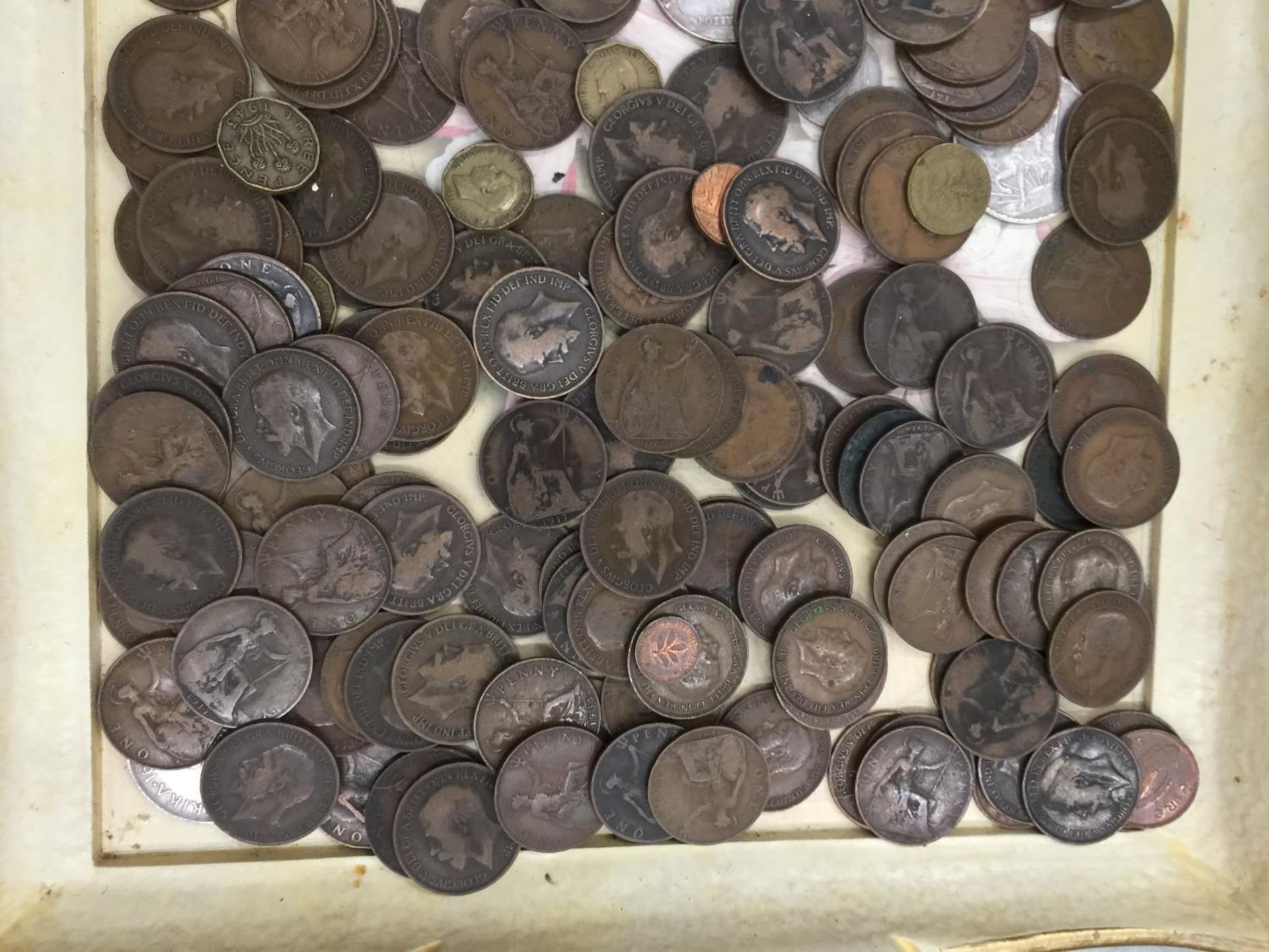 A TRAY CONTAINING A COLLECTION OF PRE-DECIMAL COINS TO INCLUDE PENNIES, THREEPENNY BITS, ETC - Image 7 of 8