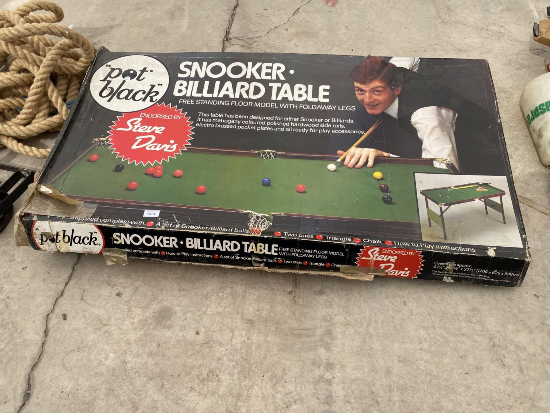 A TABLE TOP SNOOKER/BILLARD TABLE