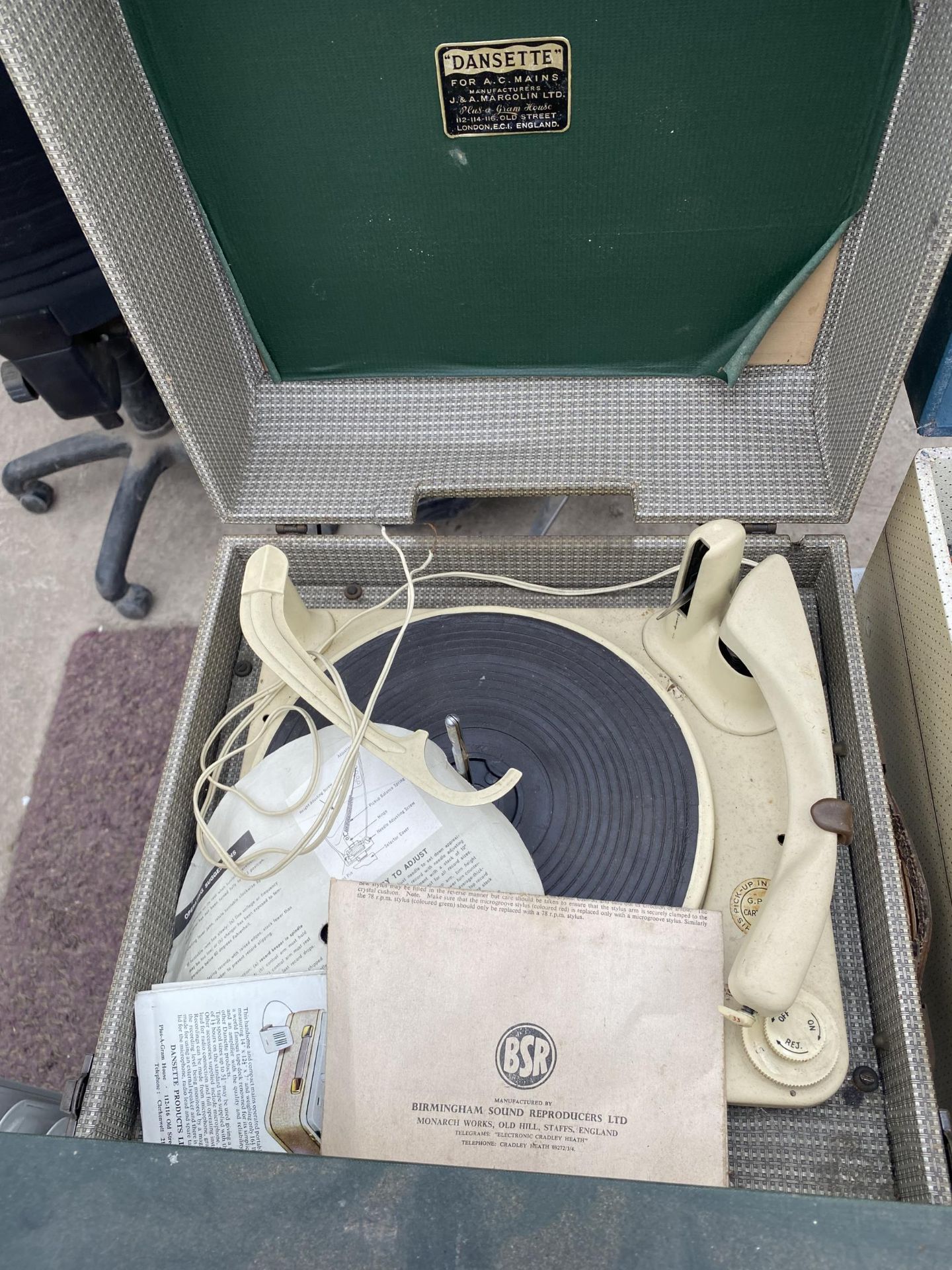 TWO VINTAGE PORTABLE RECORD PLAYERS TO INCLUDE A DANSETTE AND AN EMERSON - Bild 3 aus 5