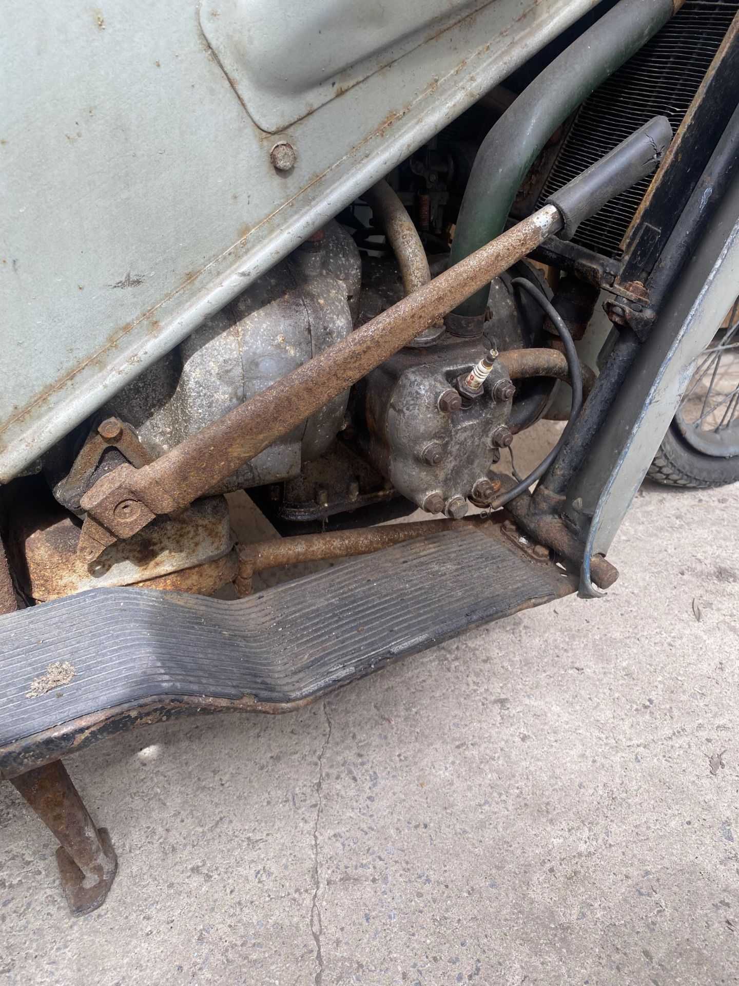 A VINTAGE VELOCETTE LE 200 MOTORBIKE BELIEVED FIRST REGISTERED IN 1951 REGISTERED ON A V5 WITH A - Image 9 of 9