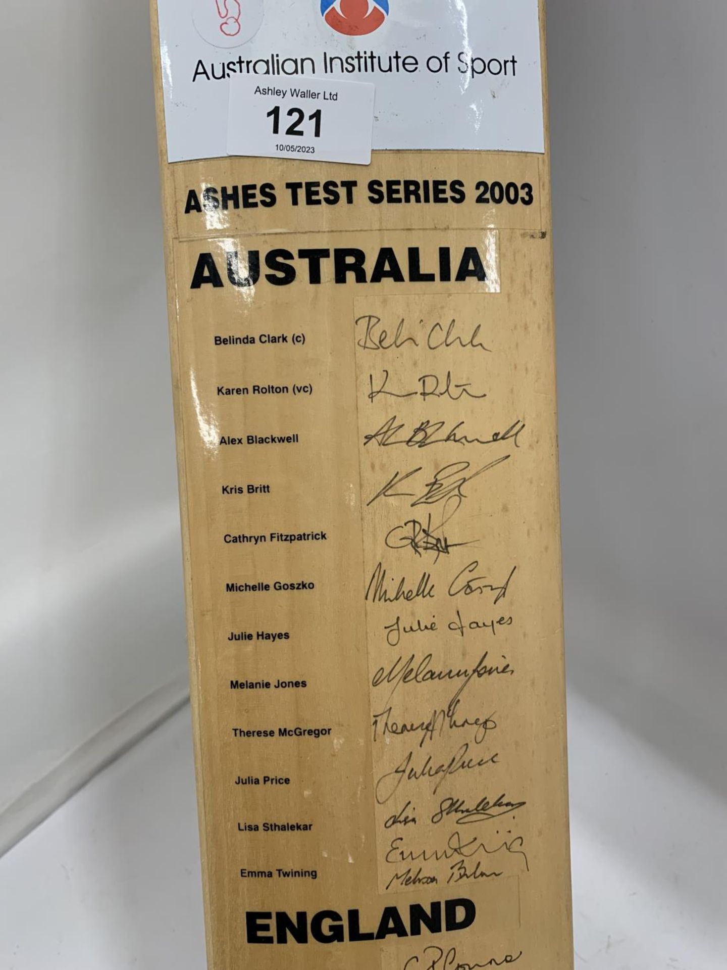 A RARE 2003 LADIES ASHES SERIES BAT, SIGNED BY BOTH TEAMS - Image 6 of 8