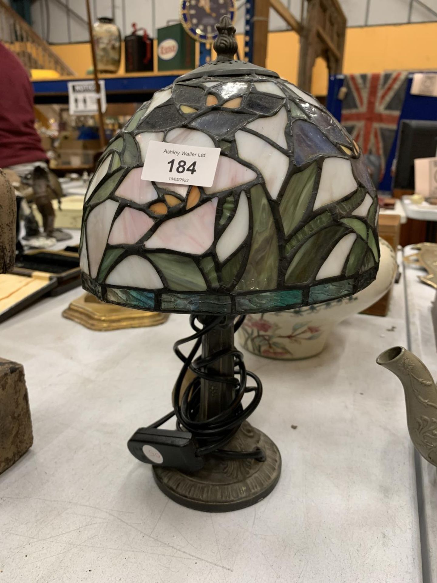 A TIFFANY STYLE LAMP HEIGHT 34CM