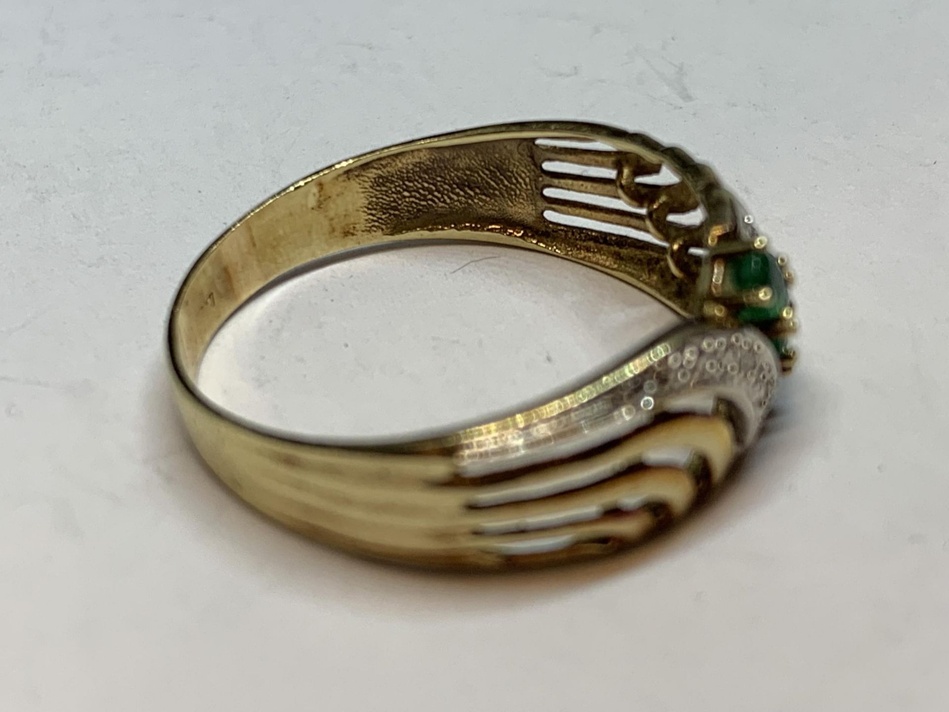 A 9 CARAT GOLD RING WITH THREE GREEN STONEES SORROUNDED BY CLEAR STONES GROSS WEIGHT 2 GRAMS SIZE P - Image 3 of 3