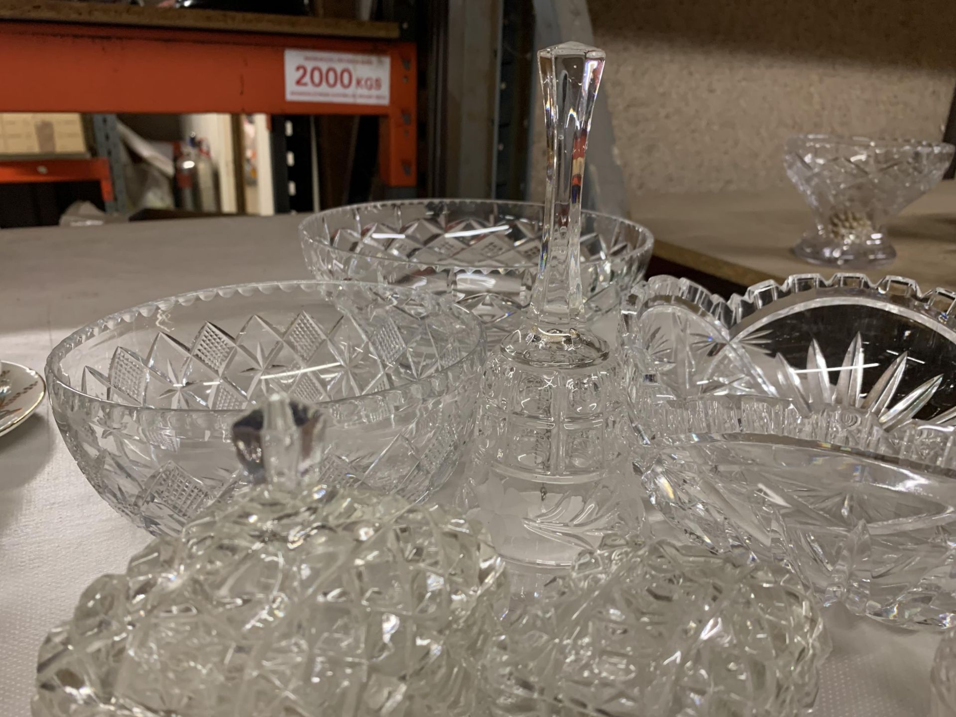 A QUANTITY OF GLASSWARE TO INCLUDE BOWLS, A BELL, TRINKET BOXES, ETC - Image 3 of 4