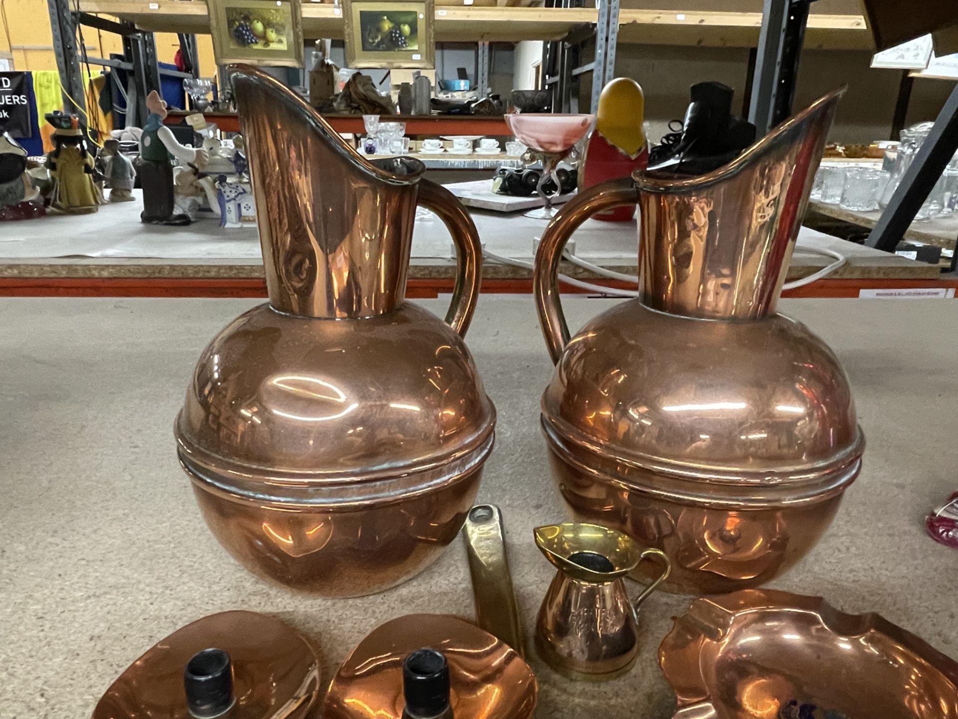 A COLLECTION OF VINTAGE COPPER ITEMS, JUGS ETC - Image 3 of 3
