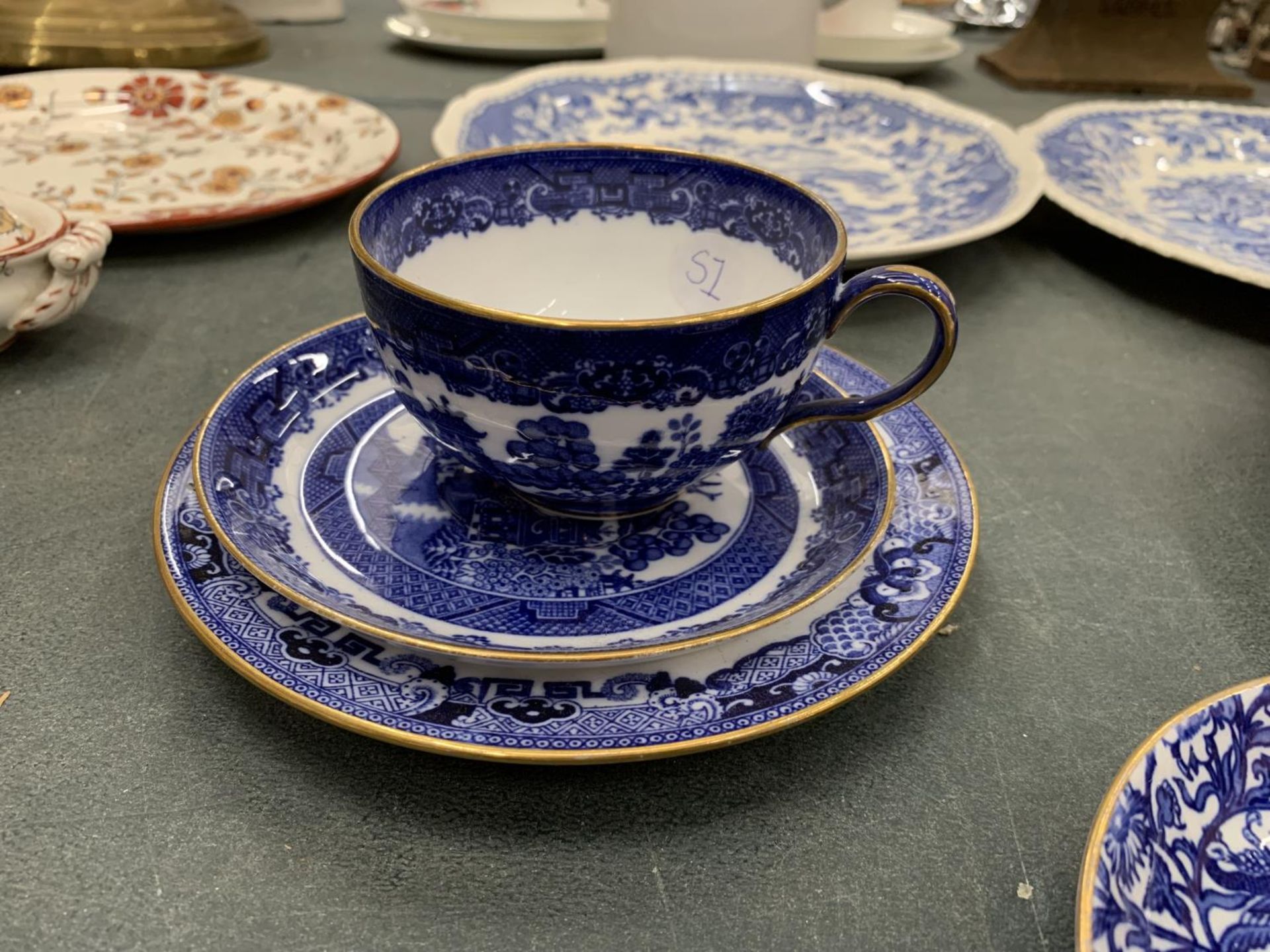 A QUANTITY OF BLUE AND WHITE CERAMICS TO INCLUDE ROYAL CROWN DERBY SAUCERS, MINTONS CUPS AND - Image 5 of 6