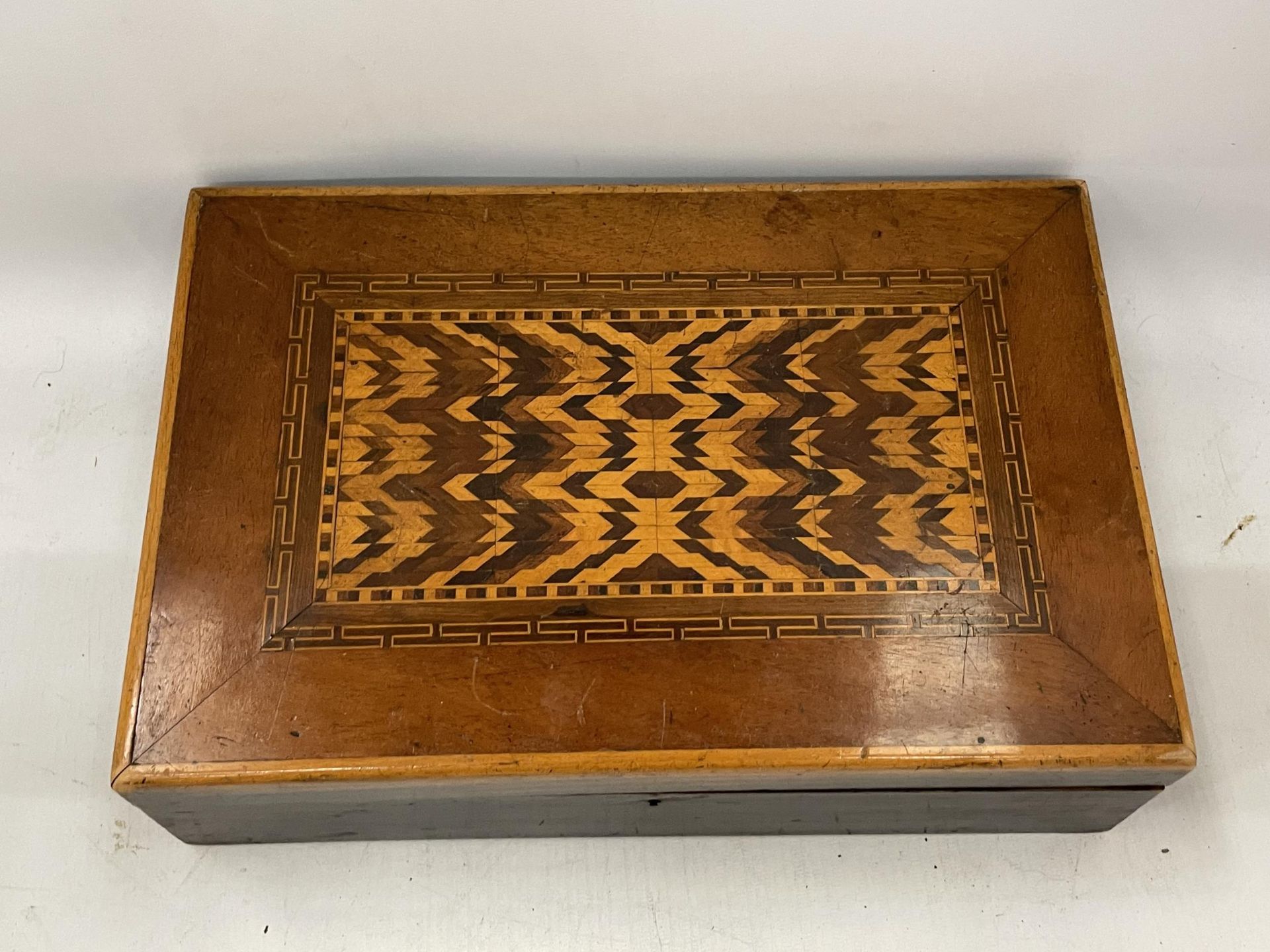 A VINTAGE INLAID TRINKET BOX, WIDTH 32CM - Image 2 of 4