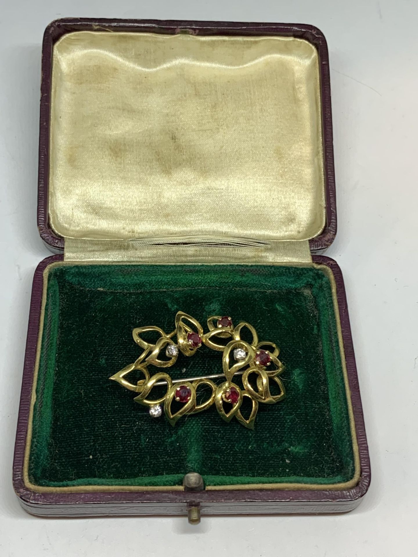 A 9 CARAT GOLD BROOCH SET WITH THREE DIAMOND AND FIVE RUBIES IN A PRESENTATION BOX - Image 4 of 4