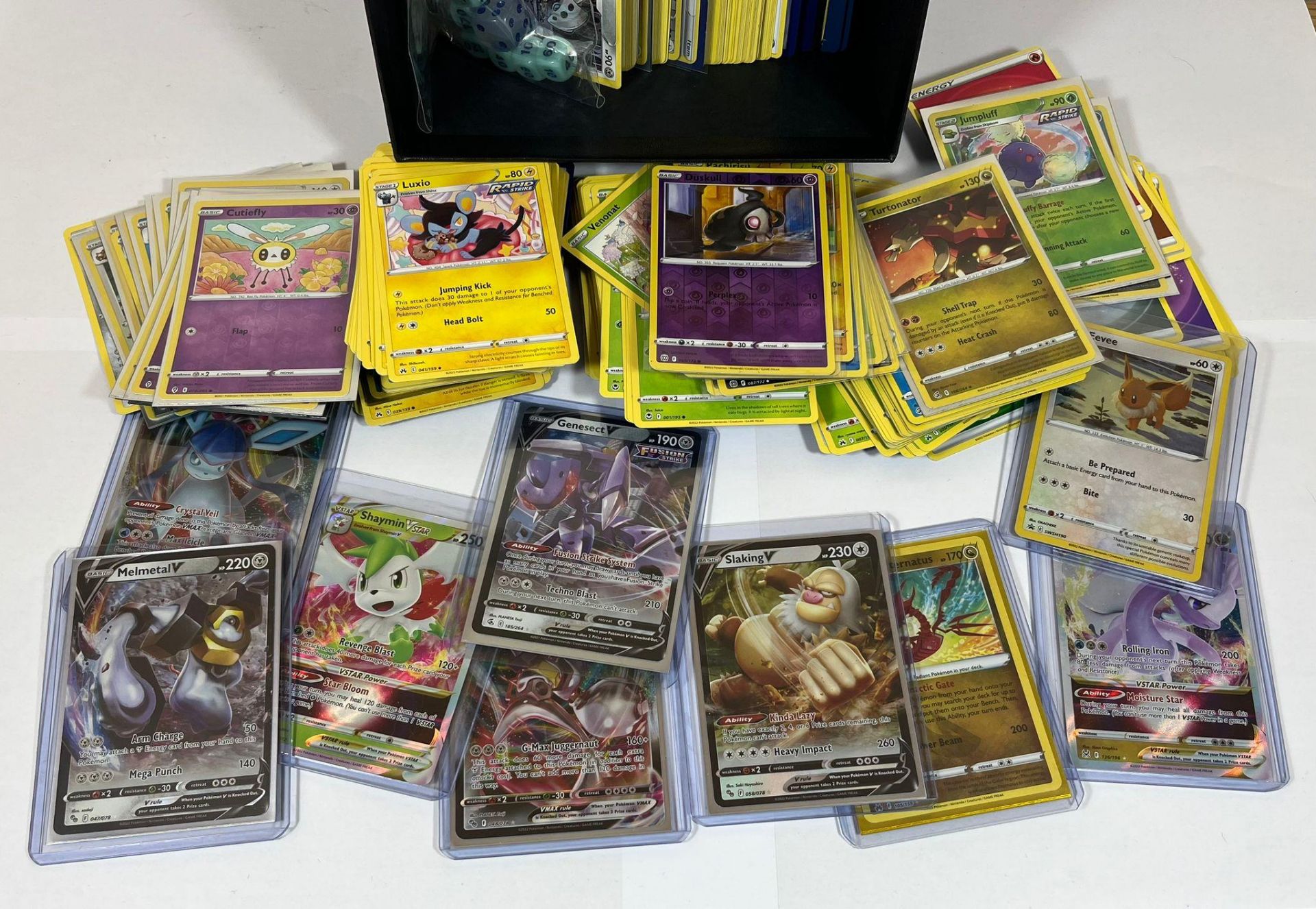 A LARGE COLLECTION OF APPROXIMATELY 400 POKEMON CARDS IN A TRAINER BOX, V CARDS, HOLOS ETC - Image 3 of 4