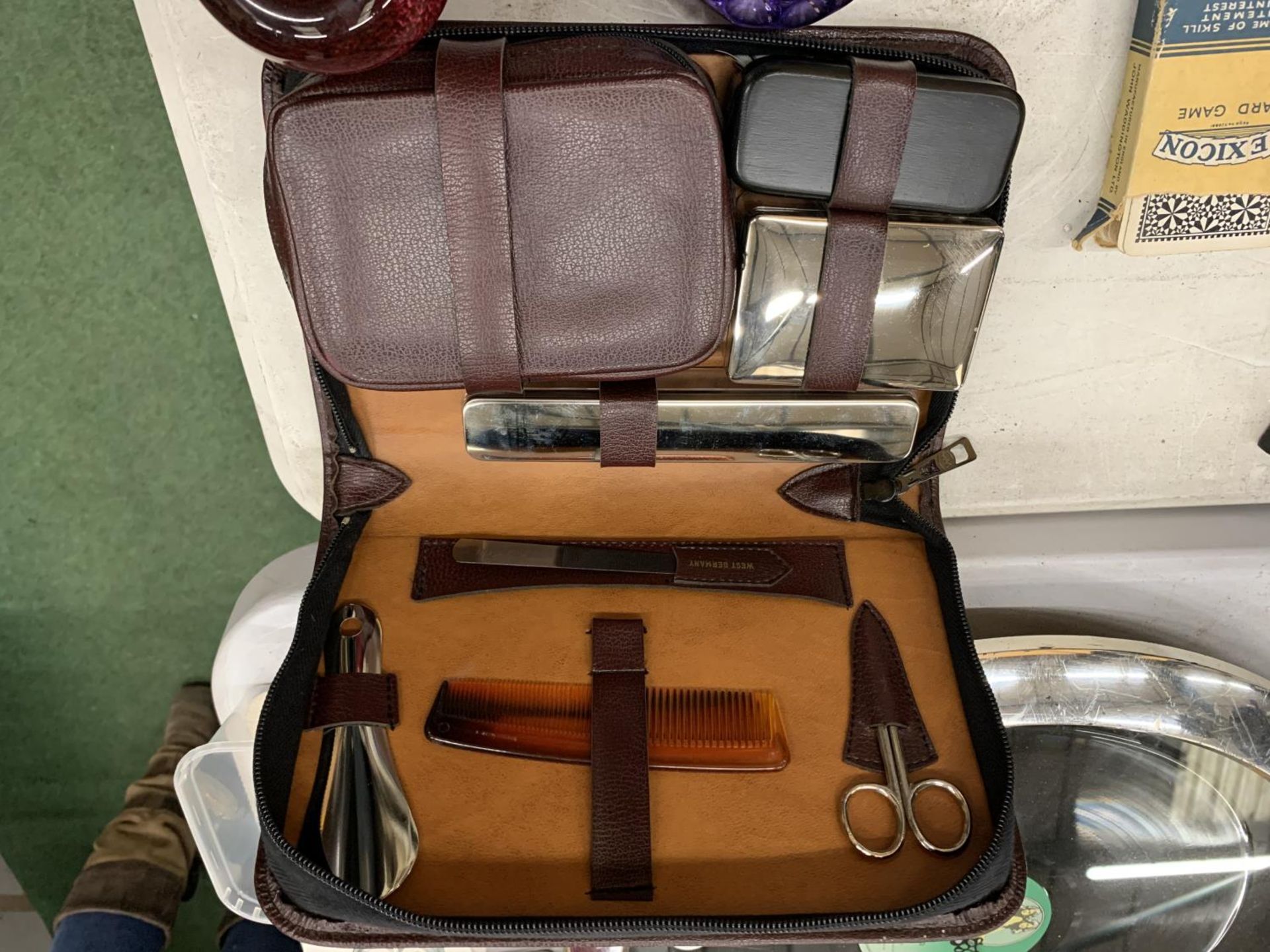 A GENTLEMAN'S VANITY GROOMING KIT, CASED