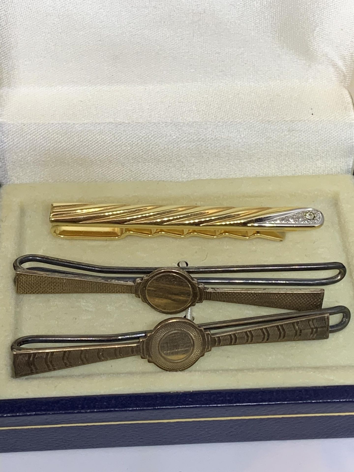 FOUR PAIRS OF CUFFLINKS TO INCLUDE A CARVED BONE PAIR AND THREE TIE PINS WITH A SILVER EXAMPLE IN - Image 4 of 4