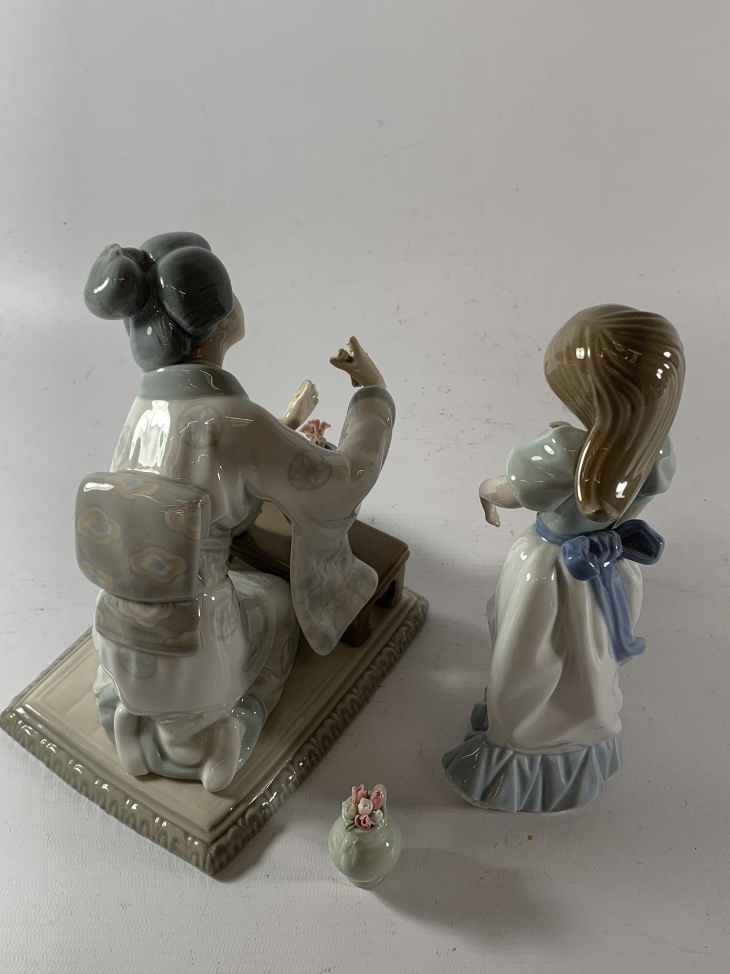 TWO LLADRO FIGURES TO INCLUDE GEISHA GIRL (BOTH A/F TO HANDS) - Image 2 of 5